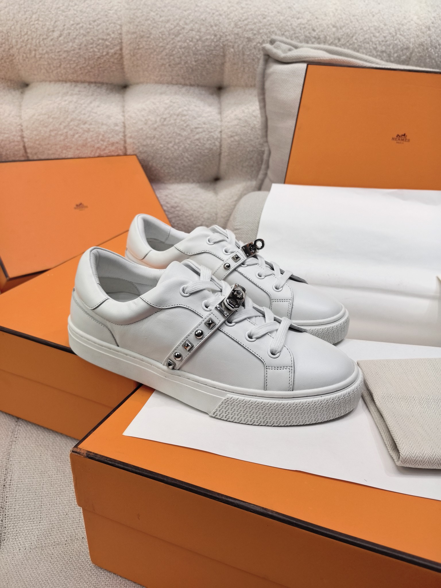 NO:264073,New Herme* H Home New Aima* Day Sports Shoes ZP Buy, Top Original Single Quality, the highest version on the market, original mold opening sole. Get what you pay for. Real materials, whether it is leather, last, sole, or craftsmanship, they are the same as ZP. The delicate texture of the top calfskin is intertwined with flexible luster and luster. Loafer-style lace-free sports shoes, paired with functional plating to give the Kelly shoes a finishing touch. Create a fashionable urban look. The H letter rubber sole injects calmness into the city shuttle, and the lamb leather inner interpretation of the pursuit of comfort Size35-45 Color multi-color Heel height is about 3 cm, with H full set of high-end packaging Women's size, men's size, casual shoes/sports shoes, hermes, hermes, loafers, sneakers, cowhide19860909上新Herme* H家新款爱马*Day运动鞋 ZP购入,顶级原单品质,市面最高版本,批 原版开模大底.一分钱一分货,真材实料,无论是皮料、楦型、鞋底、工艺,都跟ZP一致 头层小牛皮细腻肌理与柔韧光泽光泽交织,乐福鞋风格免系带运动鞋,搭配功能性镀把Kelly鞋扣点睛.打造时尚都市造型.H字母橡胶鞋底为都市穿梭注入从容底气,羊羔皮内里诠释舒适追求  Size35-45码  颜色多色  跟高约3厘米  配H全套高端包装  女码  男码,休闲鞋/运动鞋,hermes,hermes,loafers,sneakers,cowhide,Women's Shoes