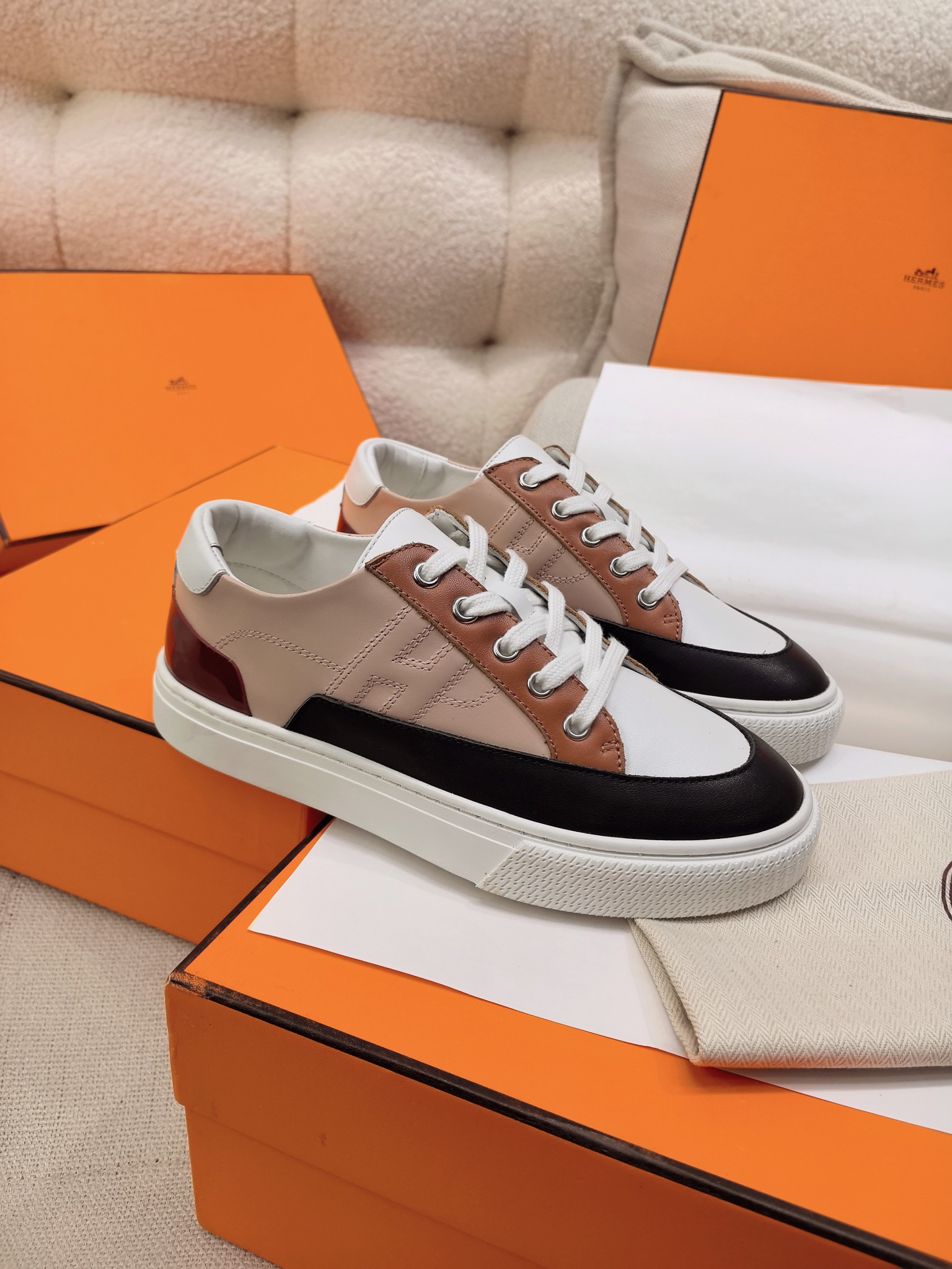 NO:264075,New Herme* H Home New Aima*Deep Sports Shoes Purchased by ZP, top-quality original single quality, the highest version on the market, batch original mold open-mouth sole. Get what you pay for, real materials, whether it is leather, last, sole, or craftsmanship, they are the same as ZP. The delicate texture of the top calfskin is intertwined with flexible luster, and the classic style is rejuvenated. Fashionable geometric graphic design creates a retro urban shape. The lambskin inner interpretation of the pursuit of comfort, and the H letter rubber sole injects calmness into the city shuttle. Size35-45 size multi-color Heel height is about 3 cm, with H full set of high-end packaging for H women's size, men's size, casual shoes/sports shoes, hermes, hermes, sneakers, cowhide19860909上新Herme* H家新款爱马*Deep运动鞋 ZP购入,顶级原单品质,市面最高版本,批 原版开模大底.一分钱一分货,真材实料,无论是皮料、楦型、鞋底、工艺,都跟ZP一致 头层小牛皮细腻肌理与柔韧光泽光泽交织,经典风格焕发新貌.时尚几何图形设计,打造复古都市造型.羊羔皮内里诠释舒适追求,H字母橡胶鞋底为都市穿梭注入从容底气.  Size35-45码  颜色多色  跟高约3厘米  配H全套高端包装  女码  男码,休闲鞋/运动鞋,hermes,hermes,sneakers,cowhide,Women's Shoes