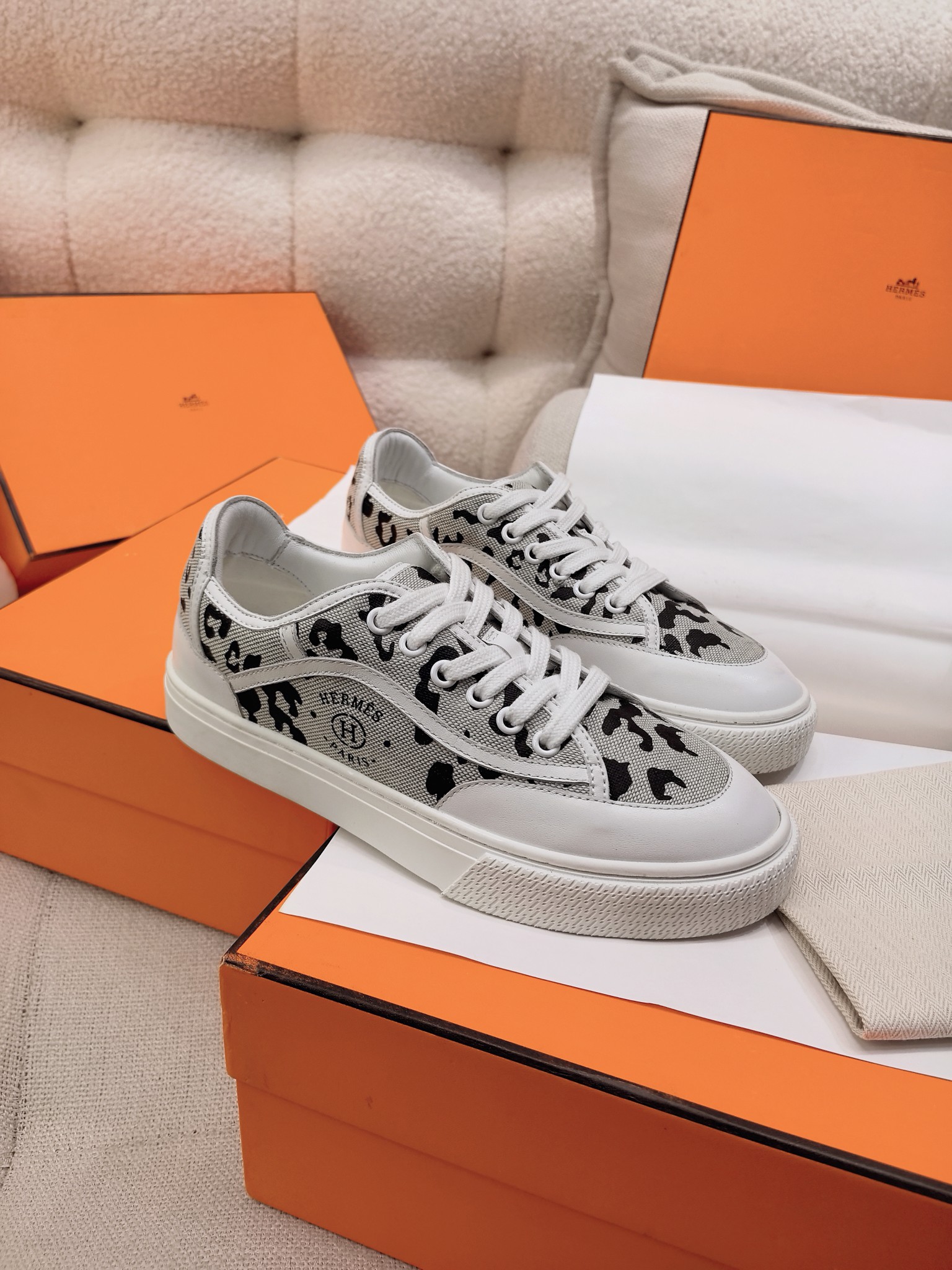 NO:264077,New Herme* H Home New Aima* Get Sports Shoes ZP Buy, Top Original Single Quality, the highest version on the market, original mold opening sole. Get what you pay for. Real materials, whether it is leather, last, sole, or craftsmanship, they are the same as ZP. The delicate texture of the top calfskin is intertwined with flexible luster, and the classic style is new. It is decorated with the hollowed-out logo of the 