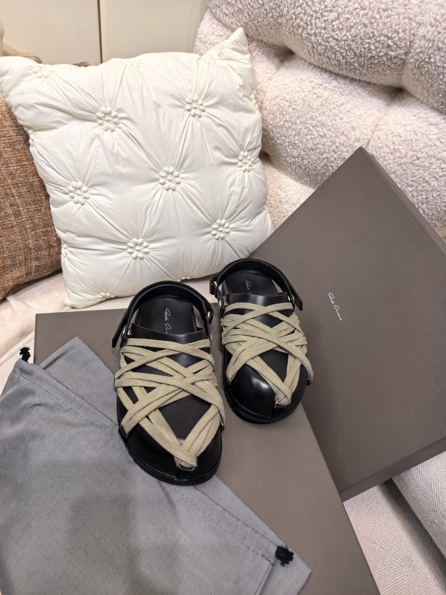 RICK OWENS Megalaced Mule: Iconic Giant Boots with “Megalacing” Details - 图片 3