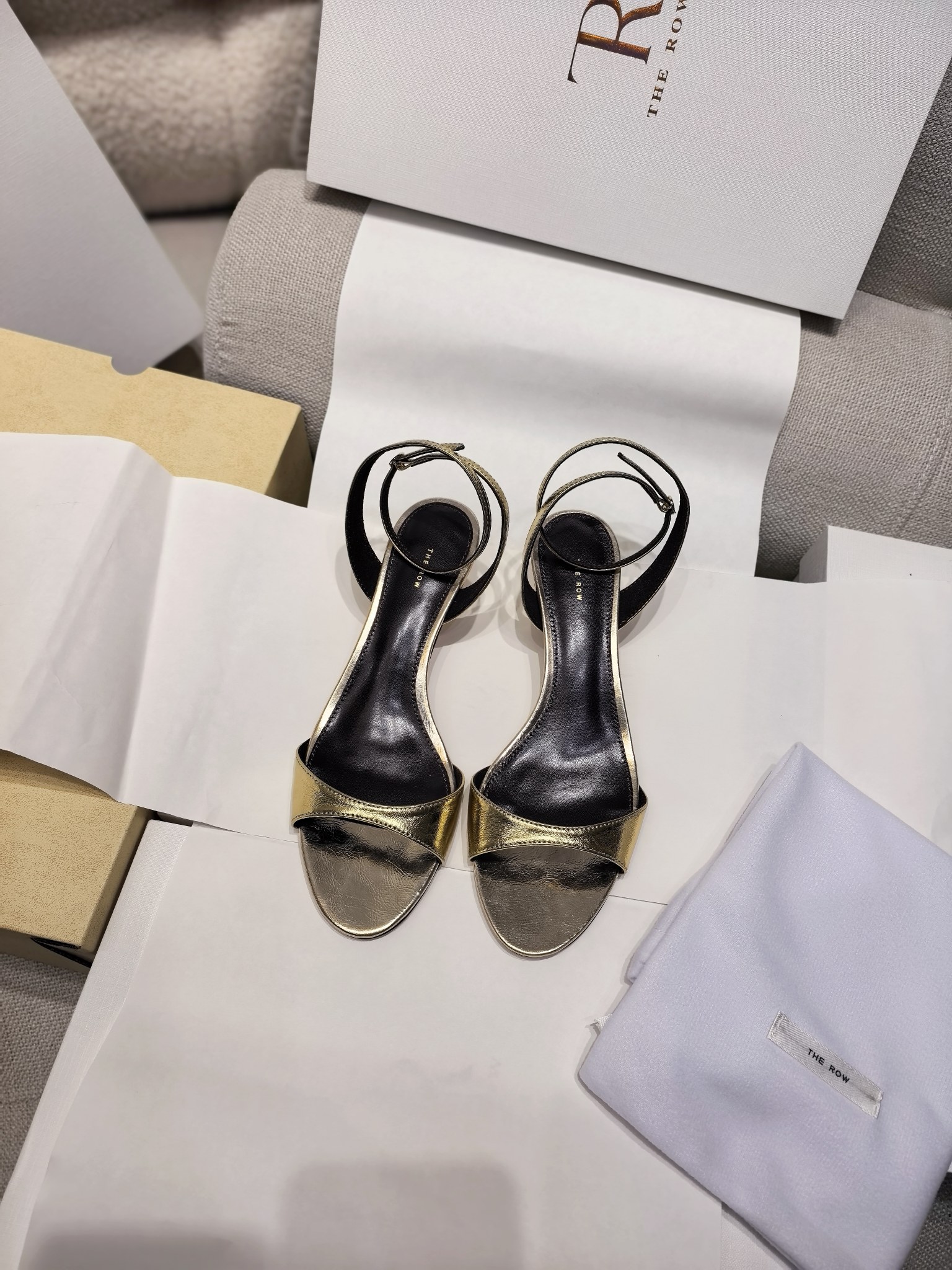 NO:264067,The row Spring and summer kitten heel simple rear tripod sandals. Original single-quality version, ZP level, the highest version on the market, buy ZP consistently for making goods. Those who know the goods know the quality of my family. Without YB, the whole pair of shoes are loyal to YB from fabric, sole, auxiliary material packaging, and lattice last shape. The top version gets what you pay for and never cut corners~ The top version uses the top layer of wrinkled paint metal sheepskin upper to exude a low-key and luxurious luster. The inside is also made of sheepskin to maintain the consistent high-end feeling of the shoes. The cat heel design of about 3 cm reveals a trick. The rear tripod design cleverly modifies the ankle lines, which is both fashionable and practical. Using a genuine leather sole to increase the overall exquisiteness. Whether you pursue fashion trends or pay attention to comfort quality, this sandal will be your best choice!  Fine sheepskin upper, inner sheepskin, imported leather sole, multi-color, size 35-39 (40 sizes are not returned or exchanged) with the row high-end full package, sandals, sandals, sheepskin, Leather soles19860909上新The row 春夏小猫跟简约后绊带凉鞋 原单品质版,ZP级别,市面上最高版本购入ZP一致做货,懂货的都知道我家的品质,无YB不做货整双鞋子从面料、鞋底、辅料包装,格位楦型,都忠于YB,顶级版一分钱一分货,绝不偷工减料~ 采用头层皱漆金属羊皮鞋面,散发出一种低调而奢华的光泽,内里同样采用羊皮保持鞋子一贯的高级感,约3厘米的猫跟设计透露出小心机,后绊带设计巧妙地修饰了脚踝线条,既时尚又实用.沿用真皮大底,增加了整体的精致感无论追求时尚潮流,还是注重舒适品质,这款凉鞋都会是您的不二选择！ 鞋面细腻羊皮 内里绵羊皮 鞋底进口真皮大底 color多色 码数35-39码（40码不退换） 配the row高端全套包装,凉鞋,sandals,sheepskin,Leather soles,Women's Shoes