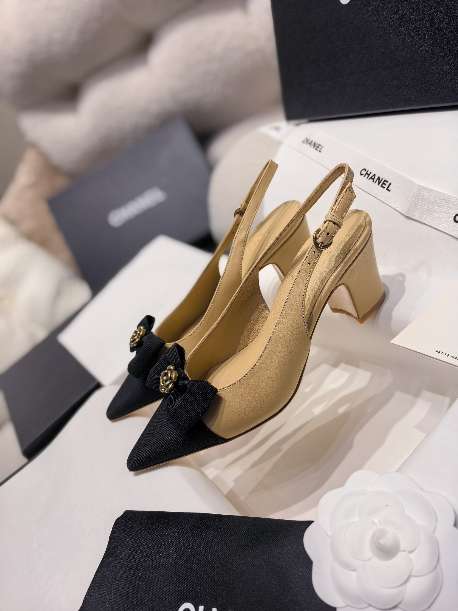 NO:264059,New Chane* Coco small fragrant camellia bow tripod sandals. The original single-quality high-end delicate sheepskin upper highlights soft luster, and the pointed toe extends the vision with sculptural lines. The bow and camellia are Chane’s classic elements, adding a touch of bright color to the overall shape. About 7 cm high heels show a tall figure. The leather sole is ideal for creating daily or special shapes. The steps are elegant, and every step is Chane’s* proportional. The upper material is Napa lambskin. The inner water dyed goatskin inner footbed and the inner marking font is the same authentic. The heel height is about 7 cm. The imported Italian leather sole is sized 35-39 (40 can be customized without refund or exchange) Multi-color color  With small incense top high-end ribbon, full package., sandals, chanel, chanel, sandals, sheepskin, Leather soles19860909上新Chane* Coco小香山茶花蝴蝶结后绊带凉鞋 原单品质高版本细腻羊皮鞋面凸显柔和光泽,尖头以雕塑感线条延伸视觉.蝴蝶结和山茶花是Chane*经典元素,为整体造型增添一抹亮色.约7厘米高跟展现高挑身姿,真皮大底无论是打造日常造型或特别造型,它都是理想之选.步履间尽显优雅,每一步都是香奈*的分寸锋芒.  鞋面材质纳帕小羊皮  内里水染山羊皮内里垫脚、内里标码字体一致正品  跟高约7厘米  大底进口意大利真皮大底  码数35-39码（40可定制不退不换）  颜色多色  配小香顶级高端丝带、全套包装.,凉鞋,chanel,chanel,sandals,sheepskin,Leather soles,Women's Shoes