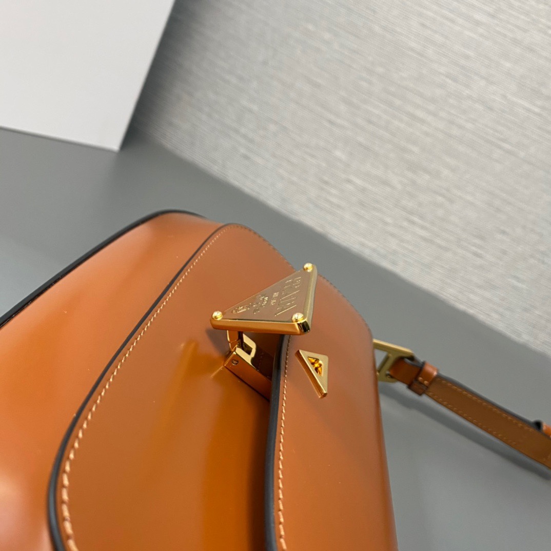 P550【顶级原单】🎉新款腋下包🎉1BD345到货啦🎉🎉流畅的弧线设计为这款单肩包赋予精致而现代的魅力。风格百搭，里外全皮配有2条长短肩带/又可调节，适合用作手提包或单肩包/斜跨。现代感十足的亮面皮革锦上添花。呈现翻盖廓形，融合精致感与功能性。又是一款永久不过时爆款，宝宝们。赶紧入手吧🎉尺寸：长24x高11x底4cm！🎉🎉🎉👏👏