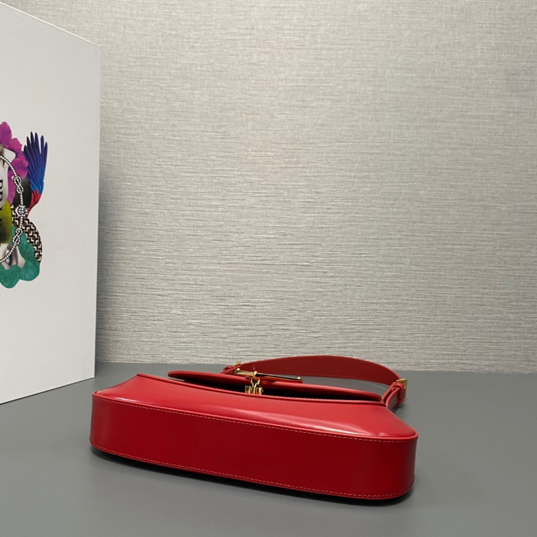 P550【顶级原单】🎉新款腋下包🎉1BD345到货啦🎉🎉流畅的弧线设计为这款单肩包赋予精致而现代的魅力。风格百搭，里外全皮配有2条长短肩带/又可调节，适合用作手提包或单肩包/斜跨。现代感十足的亮面皮革锦上添花。呈现翻盖廓形，融合精致感与功能性。又是一款永久不过时爆款，宝宝们。赶紧入手吧🎉尺寸：长24x高11x底4cm！🎉🎉🎉👏👏