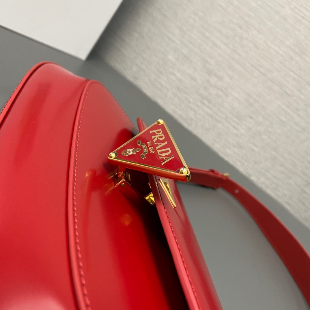 P550【顶级原单】🎉新款腋下包🎉1BD345到货啦🎉🎉流畅的弧线设计为这款单肩包赋予精致而现代的魅力。风格百搭，里外全皮配有2条长短肩带/又可调节，适合用作手提包或单肩包/斜跨。现代感十足的亮面皮革锦上添花。呈现翻盖廓形，融合精致感与功能性。又是一款永久不过时爆款，宝宝们。赶紧入手吧🎉尺寸：长24x高11x底4cm！🎉🎉🎉👏👏