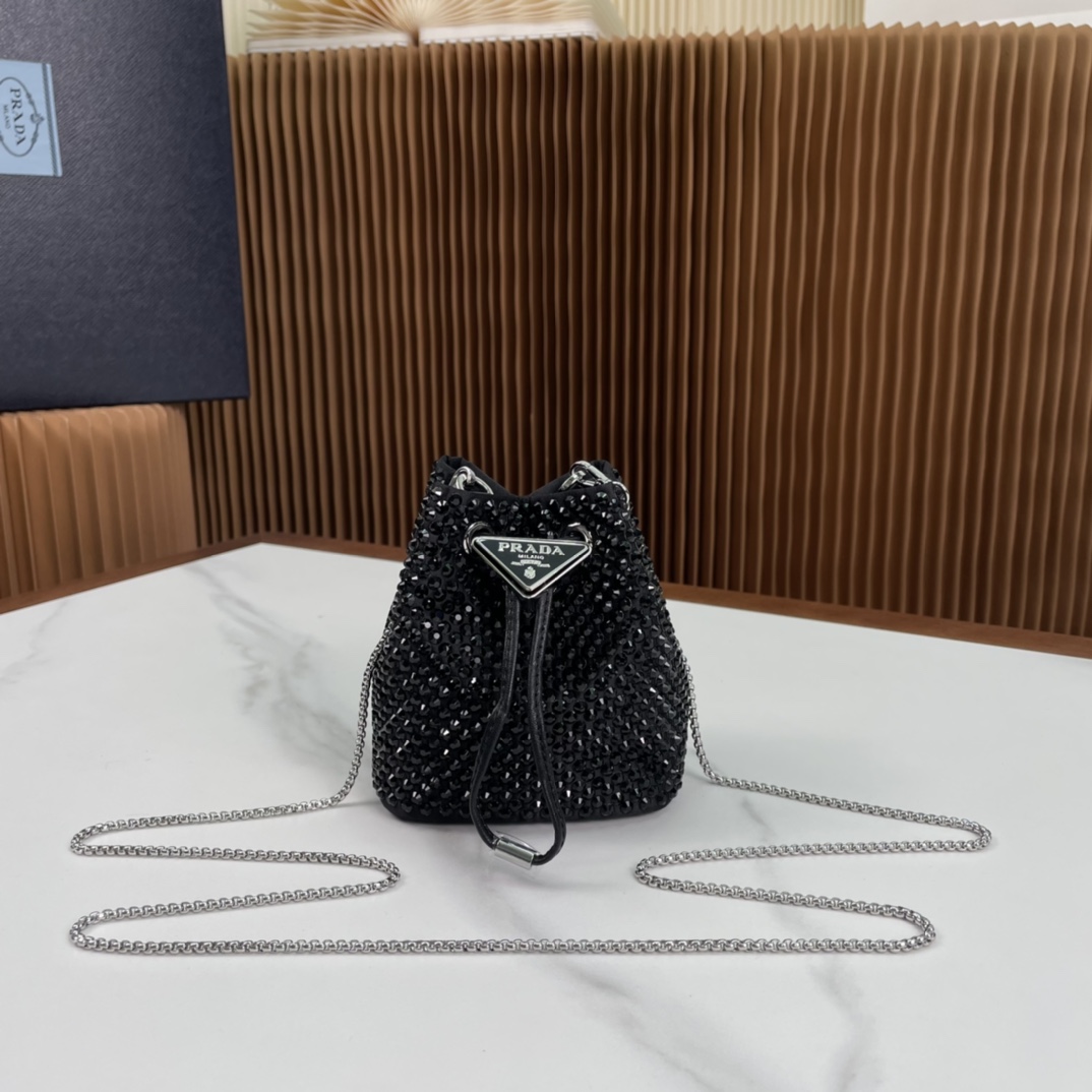 【Top original order】🎉2023 new color necklace crystal small bag🎉1NR016🎉🎉This triangular mini clutch is covered with …