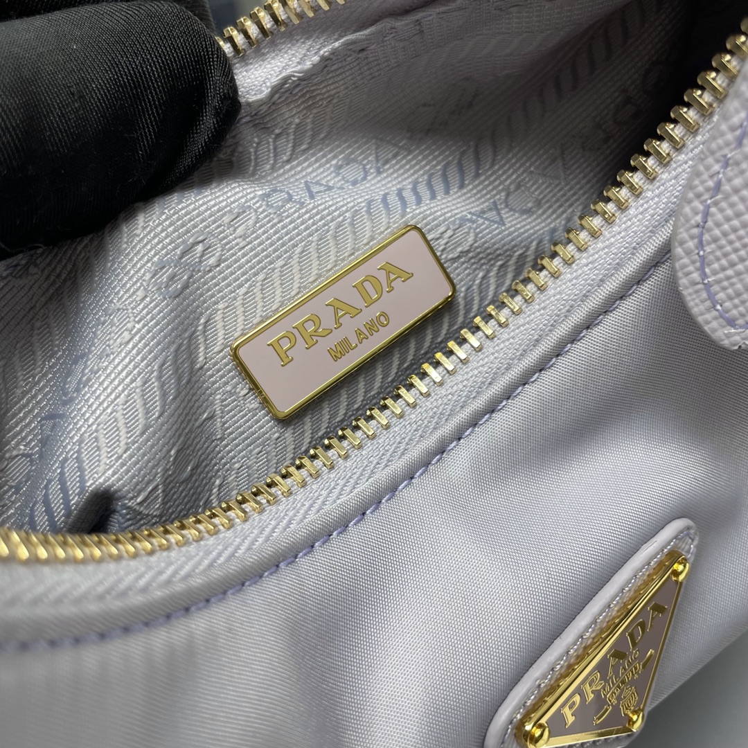 正品级顶级原单Prada最新爆款皮肩带金色五金Hobo包女士尼龙单肩包型号1NE204采用进口原厂降落伞
