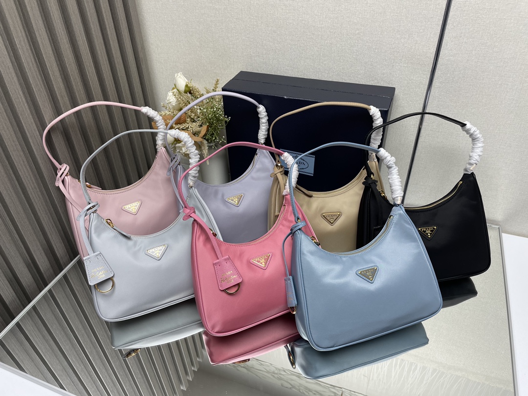 Bolso de antebrazo con asa de piel y etiqueta dorada, foto de colección🎉🎉