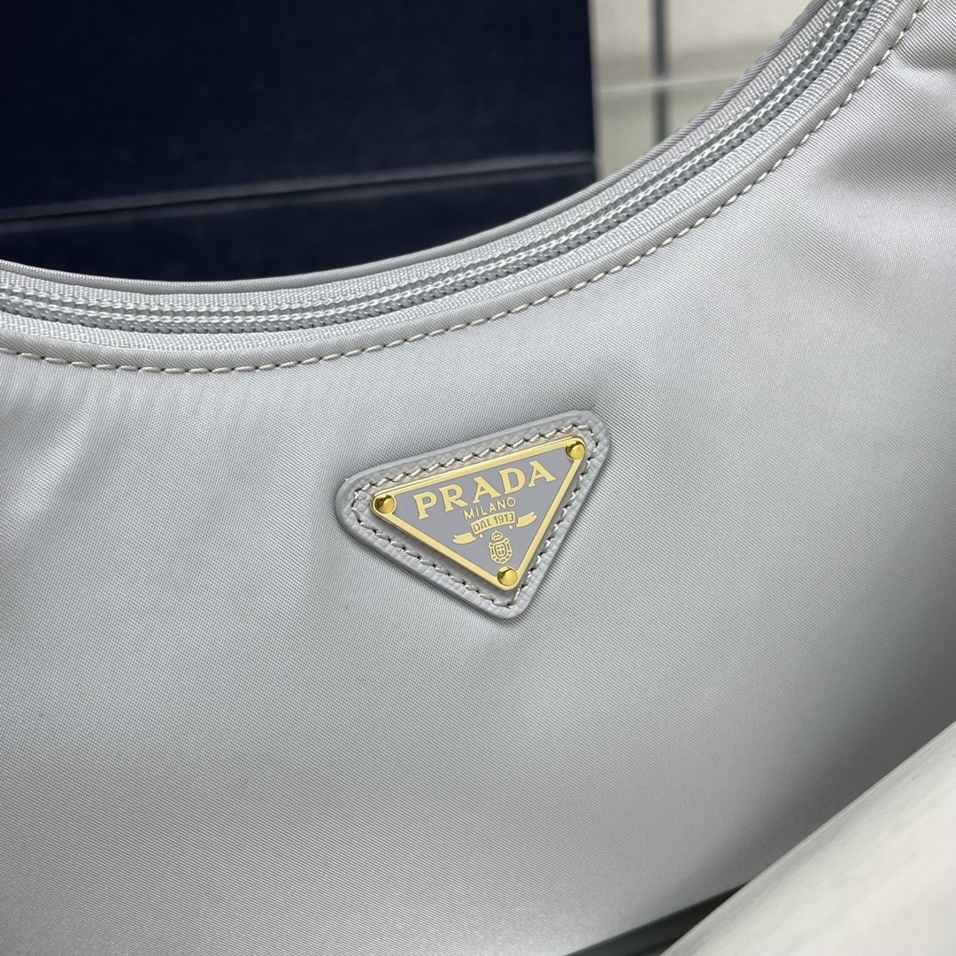 正品级原厂皮版本顶级原单Prada最新爆款升级版金色五金HOBO肯豆同款女士尼龙单肩包型号1NE515采