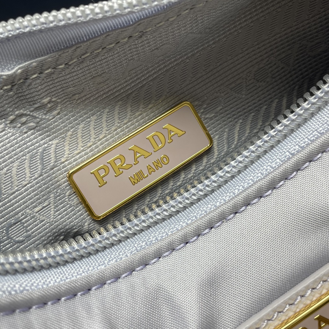 正品级原厂皮版本顶级原单Prada最新爆款升级版金色五金HOBO肯豆同款女士尼龙单肩包型号1NE515采
