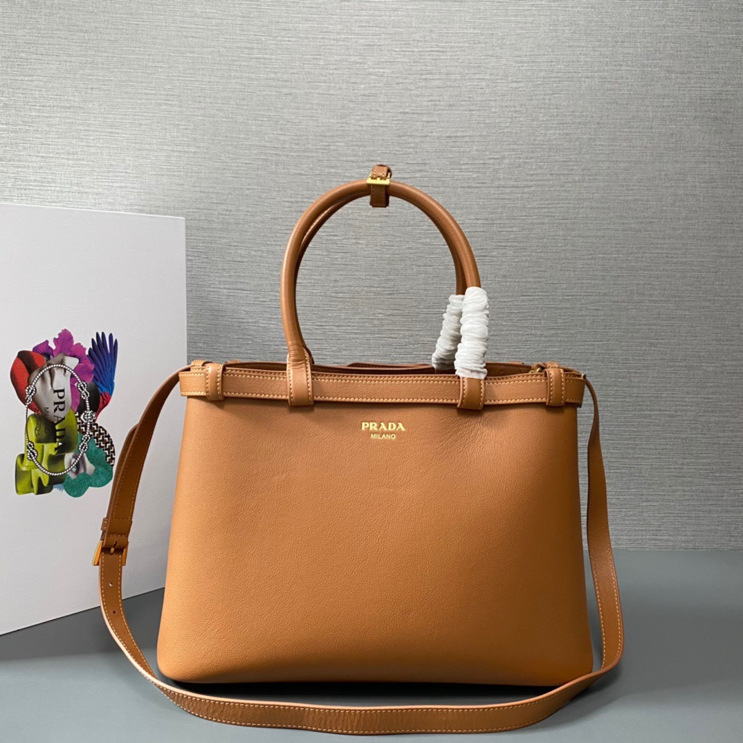 NO:175399,Genuine grade original leather version [top original list] New 1BA417 (large size) This handbag uses imported calf leather, imported soft sheepskin, three grid design, with a removable/adjustable long shoulder strap, modern and simple style, and incorporates exquisite and delicate details. Simple and atmospheric, fashionable and practical, and is a permanent hit. Babies, hurry up and buy it. Size length 35x height 25x bottom 14cm, PRADA, prada, cowhide, sheepskin19860909正品级 原厂皮版本【顶级原单】新款1BA417（大号）这款手提包采用进口小牛皮,内配进口软羊皮,三个格层设计,配有一条可拆卸/可调节长肩带,现代简约的风格,又融入了精致细腻的细节.简约又大气,时尚又实用,又是一款永久不过的爆款,宝宝们,赶紧入手吧尺寸长35x高25x底14cm,PRADA,prada,cowhide,sheepskin,Bag