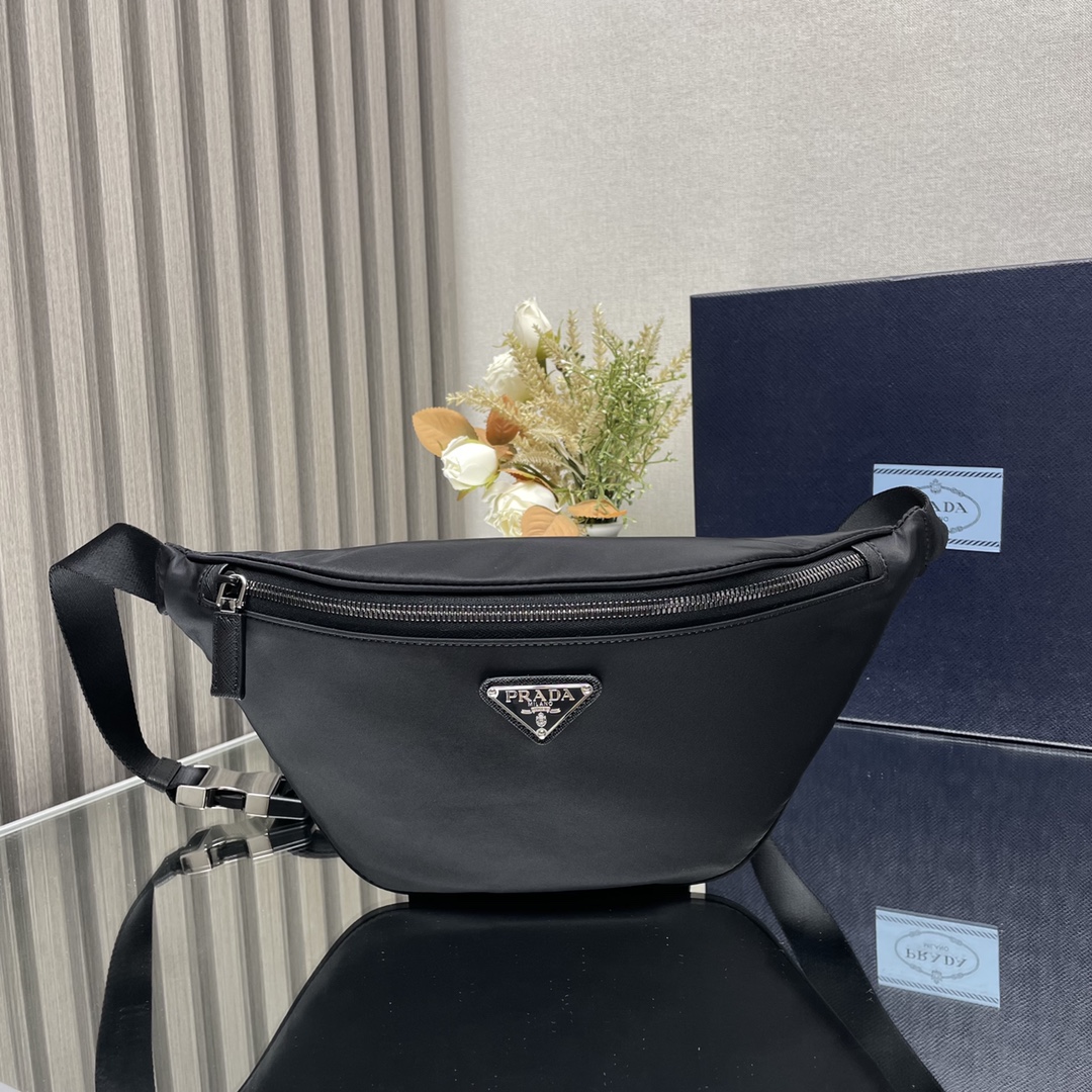 NO:175407,Genuine grade original leather version [top original list] Qixi limited waist bag/breast bag 2VL033 This waist bag design is not only practical but also enhances the overall design sense, allowing the body proportions to easily raise the waist. It can also be used as a chest bag and a slant cross to be used for different clothes. The upper body shape is very nice and simple/lightweight/fashioned style for men and women. It is also a permanent outdated waist bag/breast bag size length 33x height 24x bottom 13cm, PRADA, prada19860909正品级 原厂皮版本【顶级原单】七夕限量腰包/胸包2VL033这款腰包设计不仅实用还增强了整体设计感 ,让身材比例轻易拉高包在哪腰就在哪,又可当胸包和斜跨日常搭配不同衣着都可以,而且上身造型感很赞简约/轻便/时尚男女共用款又是一款永久不过时的腰包/胸包尺寸长33x高24x底13cm,PRADA,prada,Bag