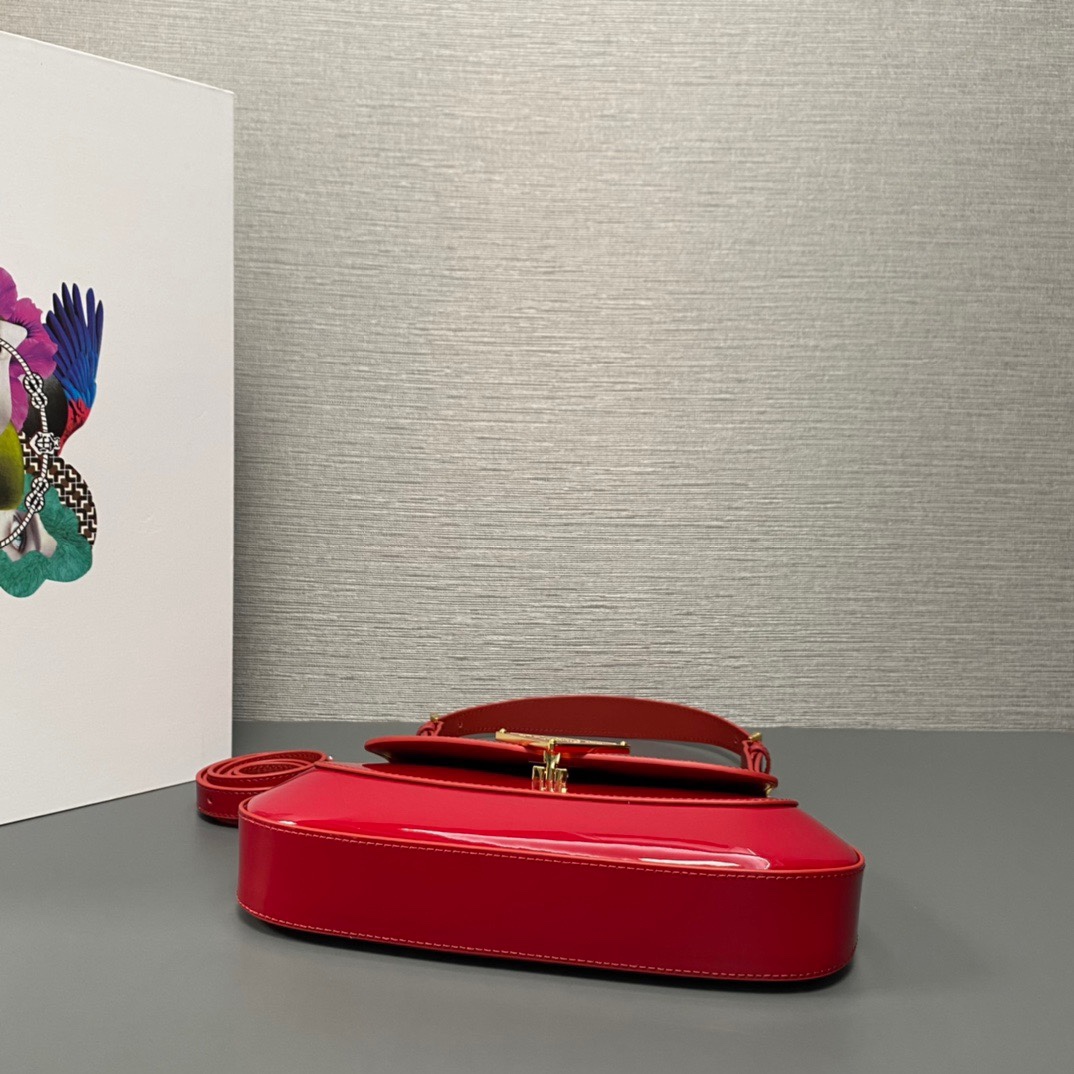 P550【顶级原单】（漆皮）🎉新款腋下包🎉1BD345到货啦🎉🎉流畅的弧线设计为这款单肩包赋予精致而现代的魅力。风格百搭，里外全皮配有2条长短肩带/又可调节，适合用作手提包或单肩包/斜跨。现代感十足的亮面皮革锦上添花。呈现翻盖廓形，融合精致感与功能性。又是一款永久不过时爆款，宝宝们。赶紧入手吧🎉尺寸：长24x高11x底4cm！🎉🎉🎉👏👏