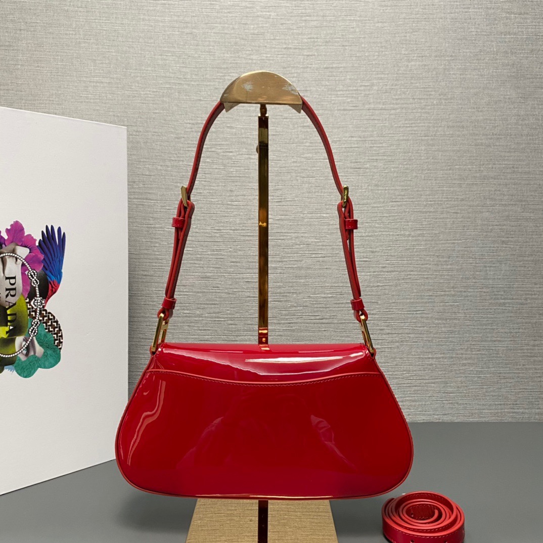 P550【顶级原单】（漆皮）🎉新款腋下包🎉1BD345到货啦🎉🎉流畅的弧线设计为这款单肩包赋予精致而现代的魅力。风格百搭，里外全皮配有2条长短肩带/又可调节，适合用作手提包或单肩包/斜跨。现代感十足的亮面皮革锦上添花。呈现翻盖廓形，融合精致感与功能性。又是一款永久不过时爆款，宝宝们。赶紧入手吧🎉尺寸：长24x高11x底4cm！🎉🎉🎉👏👏