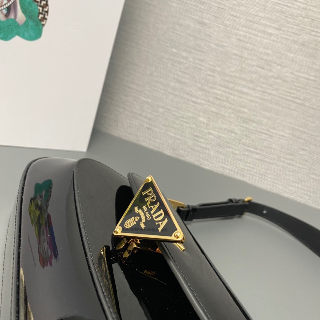 P550【顶级原单】（漆皮）🎉新款腋下包🎉1BD345到货啦🎉🎉流畅的弧线设计为这款单肩包赋予精致而现代的魅力。风格百搭，里外全皮配有2条长短肩带/又可调节，适合用作手提包或单肩包/斜跨。现代感十足的亮面皮革锦上添花。呈现翻盖廓形，融合精致感与功能性。又是一款永久不过时爆款，宝宝们。赶紧入手吧🎉尺寸：长24x高11x底4cm！🎉🎉🎉👏👏