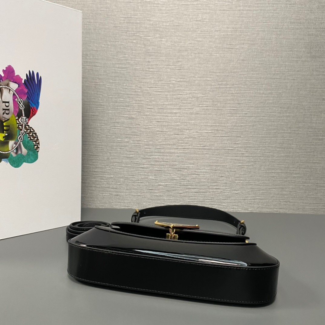 P550【顶级原单】（漆皮）🎉新款腋下包🎉1BD345到货啦🎉🎉流畅的弧线设计为这款单肩包赋予精致而现代的魅力。风格百搭，里外全皮配有2条长短肩带/又可调节，适合用作手提包或单肩包/斜跨。现代感十足的亮面皮革锦上添花。呈现翻盖廓形，融合精致感与功能性。又是一款永久不过时爆款，宝宝们。赶紧入手吧🎉尺寸：长24x高11x底4cm！🎉🎉🎉👏👏