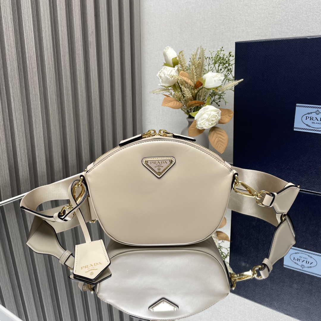 NO:179728,[Genuine grade (original leather version) top-grade original list] New shoulder bag 1BH212 This leather mini handbag shows the contemporary charm, uses imported calfskin, practical and elegant, showing casual personality, equipped with a removable and adjustable long shoulder strap and removable leather key ring, with a large capacity and space, and the upper body effect is practical and casual, babies, hurry up and buy it. The size is 18x high and 15x bottom 8cm!  ,PRADA,prada,shoulder bags,cowhide19860909【正品级（原厂皮版本）顶级原单】新款单肩包1BH212这款皮革迷你手袋彰显当代魅力,采用进口小牛皮,实用又不失优雅,尽显休闲个性,配有一条可拆卸可调式长肩带和可拆卸皮革钥匙圈,容量空间大,上身效果又实用又休闲宝宝们,赶紧入手吧尺寸长18x高15x底8cm！,PRADA,prada,shoulder bags,cowhide,Bag