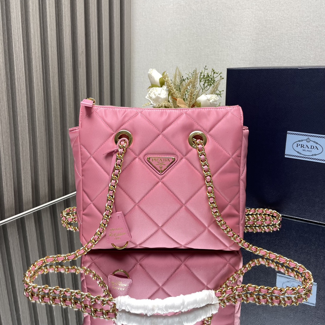 NO:179709,[Genuine grade (original leather version) top original list] Medium zipper 1BG This Vintage medium chain diamond wobbled bag design is great. Pure handmade nylon diamond wobbled design, one shoulder   oblique span   wandering back method. The imported black and gold chain combination is really Vintage's plot forever simple and atmospheric, with a very large capacity and very trendy upper body, versatile and fashionable. Whether casual or formal, it is all stable and elegant. Hurry up and buy it. This medium wobbled bag is sized 25x height 24x bottom 5cm, PRADA, prada19860909【正品级（原厂皮版本）顶级原单】中古拉链款1BG 这款Vintage中古链条菱格流浪包设计太棒了 纯手工尼龙菱格设计,可单肩 斜跨 流浪背法,进口黑金链条搭配真的是Vintage永远的情节简约大气,容量非常大上身特别潮,百搭又时髦.不管休闲,正式,全是稳稳气质.赶紧入手吧太爱这款中古流浪包尺寸长25x高24x底5cm,PRADA,prada,Bag