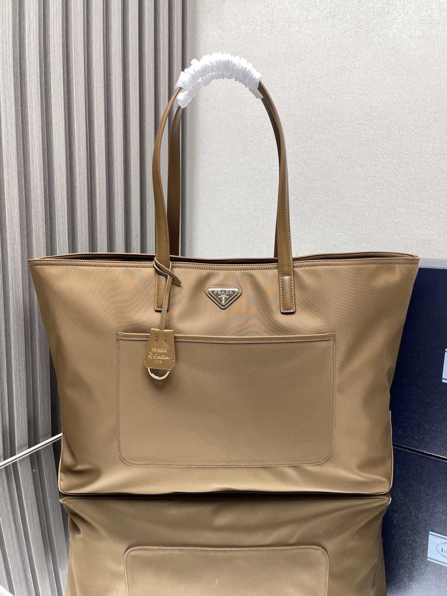 NO:659246,[Top original order] The new tote bag 1BG527 has arrived. This timeless tote bag is a reinterpretation of the classic design. It is made of four imported nylon fabrics and shows a unique style with a refined and practical silhouette. The lines are simple and elegant, easy to space, practical and fashionable, and it is a popular style that will never go out of style. Size: length 43x height 31x bottom 15cm, PRADA, prada, totes19860909【顶级原单】新款托特包1BG527到货啦这款经久不衰的托特包是对经典设计的重新演绎,采四进口尼龙面料,以精致而实用的廓形展现了独特风格.线条简洁大气,容易空间大,实用又时尚,又是一款永久不过时爆款尺寸去长43x高31x底15cm,PRADA,prada,totes,Bag