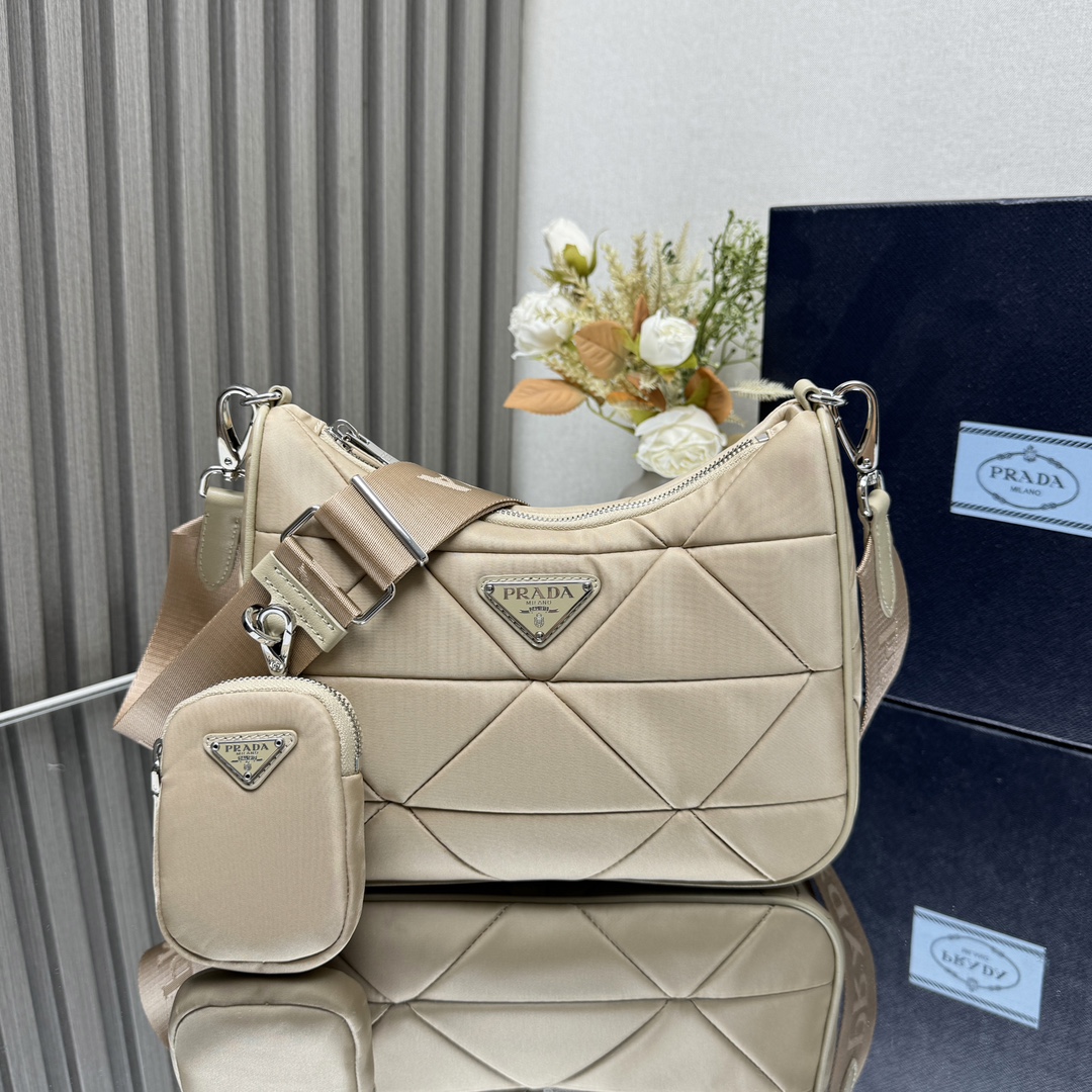 NO:181877,Genuine grade original leather version New three-in-one 1BC151 This three-in-one women's bag uses imported nylon fabric, top-grade hardware, pure hand-made diamond splicing pattern design, which looks particularly unique and atmospheric. One-shoulder back and oblique straddle are favorites. This very feminine design inspiration is simple and elegant. It is also a permanent outdated three-in-one one that has always been a woman who pursues perfection. Hurry up and hand-in-hand size 24x height 17x bottom 7cm, PRADA, prada, wallets19860909正品级 原厂皮版本 新款三合一1BC151这款三合一女包采用进口尼龙布料,顶级五金,纯手工菱形拼接图案设计,显得格外独特大气,单肩背和斜跨多种背法最爱还是那小零钱包这种非常士女化的计设灵感,显得简洁优而雅,又是一款永久不过时三合一一向女是生所追求完美赶紧手入吧尺寸长24x高17x底7cm,PRADA,prada,wallets,Bag