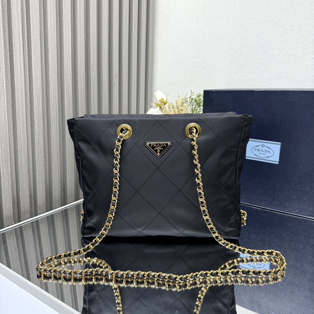 NO:181882,Genuine grade original leather version Medium zipper 1BD621 This Vintage medium chain diamond wobbled bag design is great. It can be designed with one shoulder   oblique span   wandering back method. The imported black and gold chain combination is really Vintage's plot forever simple and elegant, with a very large capacity and very trendy upper body, versatile and fashionable. Whether casual or formal, it is all stable and elegant. Hurry up and buy it. This medium wobbled bag size length 30x height 24x bottom 6cm, PRADA, prada19860909正品级 原厂皮版本 中古拉链款1BD621这款Vintage中古链条菱格流浪包设计太棒了纯手工尼龙菱格设计,可单肩 斜跨 流浪背法,进口黑金链条搭配真的是Vintage永远的情节简约大气,容量非常大上身特别潮,百搭又时髦.不管休闲,正式,全是稳稳气质.赶紧入手吧太爱这款中古流浪包尺寸长30x高24x底6cm,PRADA,prada,Bag