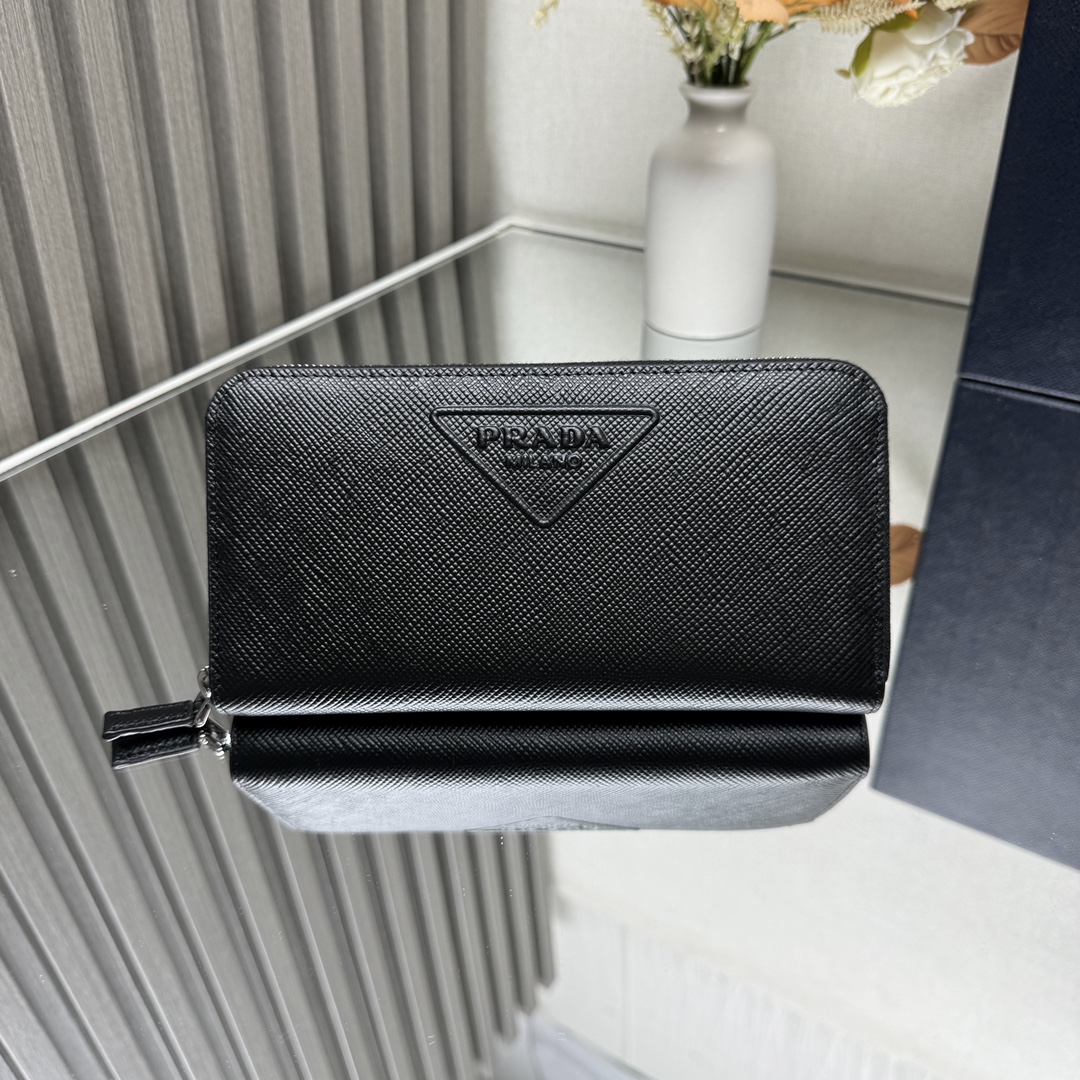 NO:182890,【【authentic grade top original list】New Zippered Wallet 2ML317 This Saffiano leather wallet is simple in design and distinctive in style. The clip body is equipped with twelve card slots, three banknote compartments and an internal change compartment. The iconic embossed triangle logo highlights the brand style. If you like it, hurry up and buy it. Size length 20cm*10.3cm, PRADA, prada19860909【【正品级 顶级原单】新款拉链包钱夹2ML317 这款Saffiano皮革钱夹设计简约,风格鲜明.夹身配有十二个卡槽、三个纸币隔层和一个内部零钱隔层.标志性的同色压花三角形徽标彰显品牌格调.喜欢的宝宝们赶紧入手吧尺寸长20cm*高10.3cm,PRADA,prada,Bag