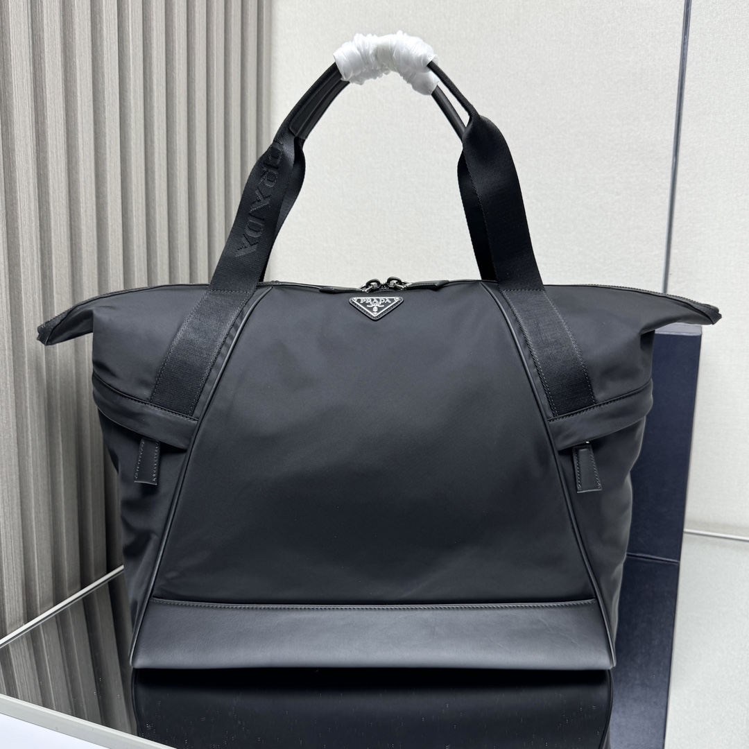 NO:182867,【【Genuine grade top-grade original list】New travel bag 2VC040B This travel bag is made of nylon fabric and contrasting calfskin. It has a clever capacity, is equipped with adjustable handles, and has large work side bags and middle bags. It is simple and atmospheric, versatile and casual, and is used on business trips and on ordinary times. It has strong functionality and shows contemporary charm. Handsome guys. Get it now and buy it 44.5x high 40x bottom 24cm, PRADA, prada, travel bags, cowhide19860909【【正品级 顶级原单】新款旅行包2VC040B 这款旅行包采用进尼龙面料,撞色小牛皮组成.巧妙容量充裕,配有可调式提手,设有大号工装侧袋与中袋,简约大气,百搭休闲,出差和平时拎用,功能性强,彰显当代魅力.帅哥们.赶紧入手吧长44.5x高40x底24cm,PRADA,prada,travel bags,cowhide,Bag
