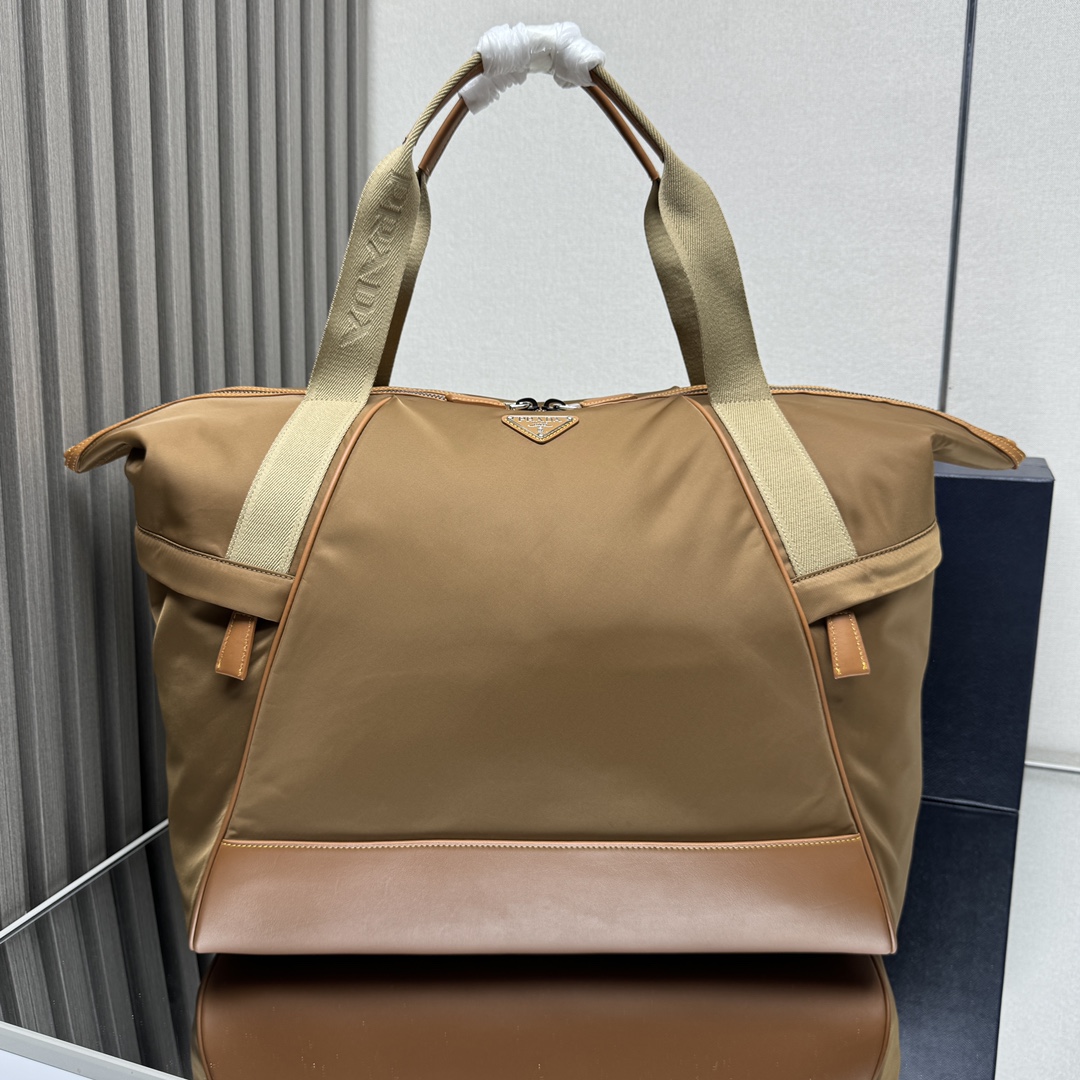 NO:182876,【【Genuine grade top-grade original list】New travel bag 2VC040B This travel bag is made of nylon fabric and contrasting calfskin. It has a clever capacity, is equipped with adjustable handles, and has large work side bags and middle bags. It is simple and atmospheric, versatile and casual, and is used on business trips and on ordinary times. It has strong functionality and shows contemporary charm. Handsome guys. Get it now and buy it 44.5x high 40x bottom 24cm, PRADA, prada, travel bags, cowhide19860909【【正品级 顶级原单】新款旅行包2VC040B 这款旅行包采用进尼龙面料,撞色小牛皮组成.巧妙容量充裕,配有可调式提手,设有大号工装侧袋与中袋,简约大气,百搭休闲,出差和平时拎用,功能性强,彰显当代魅力.帅哥们.赶紧入手吧长44.5x高40x底24cm,PRADA,prada,travel bags,cowhide,Bag