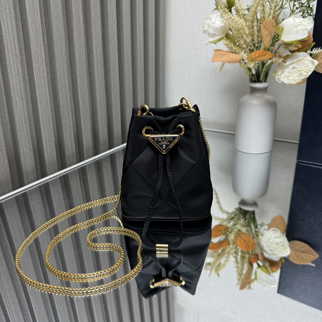 NO:182827,[Genuine grade top-level original single] Small embroidered bucket, model number 1NR016 This small embroidered bucket uses complex handmade embroidered grid and imported nylon fabric, and is decorated with enamel metal triangle logo decoration design. The metal iron chain can be slanted. It is so cute, the effect of the upper body is very eye-catching, it is fairy and cool, aren't you excited, beautiful girls? Hurry up and buy it. It's so beautiful and cute. Size 10×12×7cm, PRADA, prada19860909【正品级  顶级原单】绣格小水桶、款号1NR016这款绣格小水桶采用复杂绣格手工和进口尼龙面料,涂珐琅金属三角形徽标装饰开合设计.金属铁琏可斜跨.太可爱了,上身的效果非常吸眼,可仙可酷,难道你不心动,美妞们.赶紧入手吧.太美太可爱了 尺寸10×12×7cm,PRADA,prada,Bag