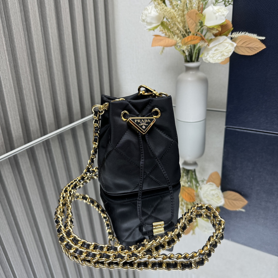 NO:182830,【【Genuine grade top-level original】Embroidered small bucket, model number 1NR016 This embroidered small bucket uses complex embroidered handmade and imported nylon fabric, and is decorated with enamel metal triangle logo decoration design. The metal iron chain can be slanted. It is so cute, the effect of the upper body is very eye-catching, it is fairy and cool, aren’t you excited, beautiful girls? Hurry up and buy it. It’s so beautiful and cute. Size 10×12×7cm, PRADA, prada19860909【【正品级 顶级原单】绣格小水桶、款号1NR016这款绣格小水桶采用复杂绣格手工和进口尼龙面料,涂珐琅金属三角形徽标装饰开合设计.金属铁琏可斜跨.太可爱了,上身的效果非常吸眼,可仙可酷,难道你不心动,美妞们.赶紧入手吧.太美太可爱了 尺寸10×12×7cm,PRADA,prada,Bag