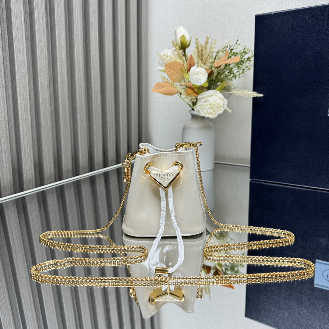 NO:183679,[Genuine grade original leather version top-level original list] Patent leather small bucket 1NR016 calfskin This patent leather small bucket adopts imported shiny cowhide and enamel metal triangle logo decorative opening and closing design. The metal iron ling can be slanted. It is so cute, the effect is very eye-catching, it is fairy and cool, are you not moved, beautiful girls, hurry up and buy it. It is so beautiful and cute. The size is 9.5x high and 9x bottom 6cm, PRADA, prada, cowhide19860909【正品级 原厂皮版本顶级原单】漆皮小水桶1NR016小牛皮这款漆皮小水桶采用进口亮面牛皮和涂珐琅金属三角形徽标装饰开合设计.金属铁琏可斜跨.太可爱了,效果非常吸眼,可仙可酷,难道你不心动,美妞们.赶紧入手吧.太美太可爱了尺寸长9.5x高9x底6cm,PRADA,prada,cowhide,Bag