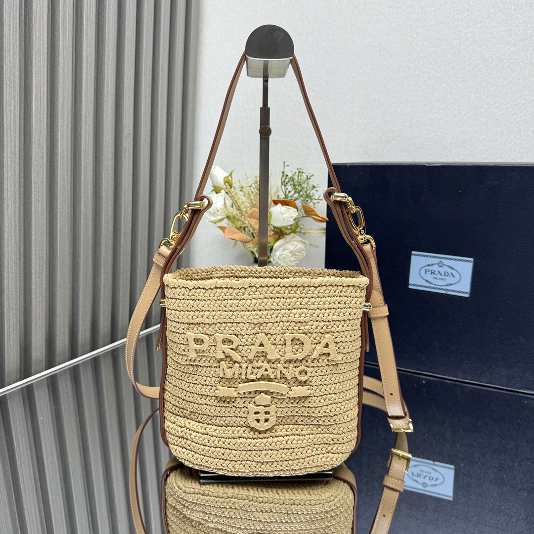 NO:184113,Genuine grade [top original list] P home woven drawstring bucket bag, Lafite weaving is very solid, super textured, and it won't make mistakes when paired with private servers. Natural style design. It seems that you can breathe. Size 1BE064. Size 18*17*10, PRADA, prada, espadrilles19860909正品级【顶级原单】 P家编织抽绳水桶包,到货拉菲草编织非常扎实 超有质感 日常搭配私服也不会出错的单品 自然风的设计 仿佛都能呼吸款号1BE064 尺寸18*17*10,PRADA,prada,espadrilles,Bag