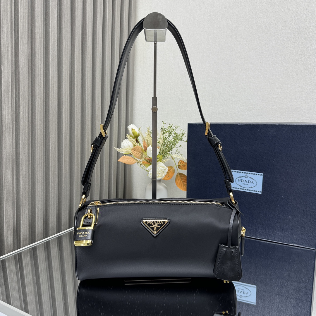 【original de primera calidad】🎉Nuevo bolso de hombro🎉1BC233 llegó🙊 Este bolso de hombro tiene un estilo moderno y ver…
