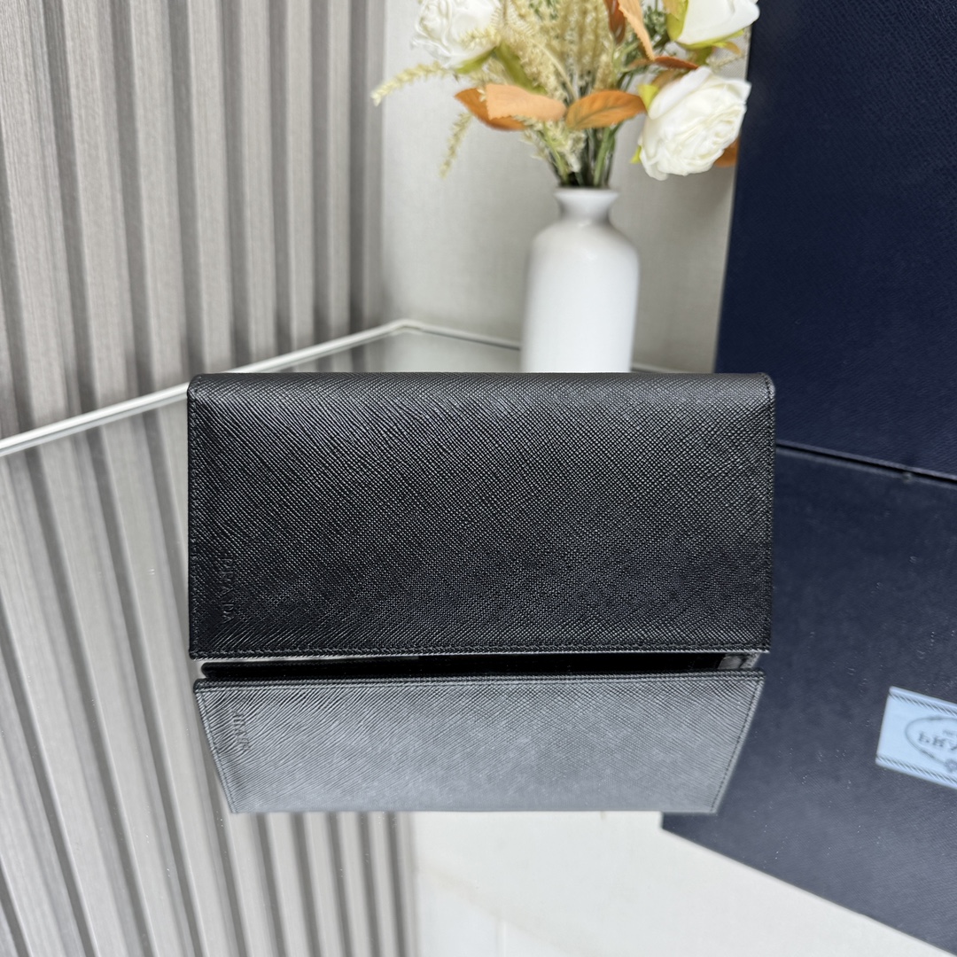 NO:673459,[Top original order] PRADA suit clip wallet classic, model 2MV836, inner code 164 OEM code  The special feature of this long wallet is that it is made of Saffiano leather and is decorated with an enameled triangle logo on the front. Open it slightly to reveal 1 zipper pocket, fabric lining and 13 card pockets. One banknote compartment, one zipper pocket, four ID pockets, 13 card pockets. Dimensions are 19cm long and 9.5cm high. Prada, prada, prada, wallets, suitbusiness19860909【顶级原单】PRADA西装夹钱包经典之作,型号2MV836,内码164代工码 这款长钱包的特色在于,其由Saffiano皮革精制而成,且正面饰有涂珐琅三角形徽标.轻轻打开,即可看到1个拉链插袋,织物衬里以及13个卡片插袋.一个钞票夹层,一个拉链袋,四个证件袋,十三个卡片插袋尺寸长19cm高9.5cm,普拉达,prada,prada,wallets,business suit,欧美剧