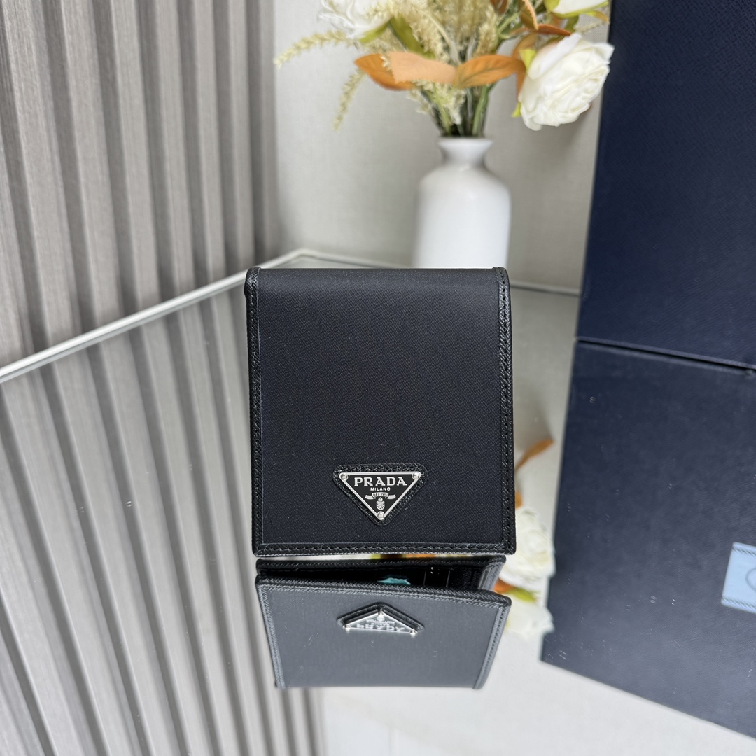 NO:671775,[Top original order] Prada's new men's short wallet, classic hot model 2M0513, internal code 164 OEM code. This modern and fashionable wallet is made of regenerated nylon (Re-Nylon). This innovative fabric comes from recycled and purified plastics in the ocean. It is made of Saff  Decorated with iano leather details, there are multiple card slots and two receipt compartments inside. It has eight card slots and multiple sandwich compartments. The design is practical and reflects urban style. Size is 11cm long*9.5cm high, Prada, prada, prada, wallets19860909【顶级原单】Prada新款男士短钱夹经典爆款型号2M0513,内码164代工码这款现代时尚的钱包选用再生尼龙（Re-Nylon）打造,这种创新面料来自海洋中回收净化的塑料.采用Saffiano皮革细节装饰,内部设有多个卡槽和两个票据隔层.拥有八个卡片插袋以及多个夹层.设计实用,彰显都市风格.尺寸长11cm*高9.5cm,普拉达,prada,prada,wallets,欧美剧