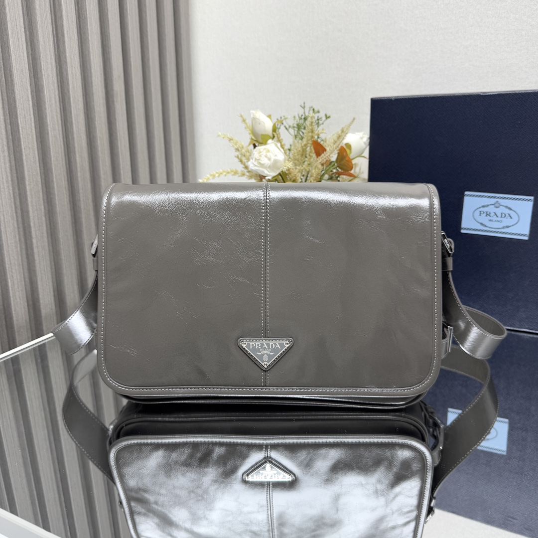 NO:186110,Genuine grade original leather version New men's bag 2VD073 oil wax leather This shoulder bag is carefully crafted from soft and shiny leather, with a unique streamlined silhouette, decorated with a unique triangle logo, side decorative straps with buckles, and adjustable leather shoulder straps. The maximum length of the shoulder straps - minimum length 80 cm - maximum hanging length 52 cm - minimum hanging length 30 cm, fashionable and versatile. Get it now, it is another popular model that never goes out of date. Size length 30x height 20x bottom 11cm, PRADA, prada, shoulder bags19860909正品级  原厂皮版本 新款男包2VD073油腊皮这款单肩包选用柔软而富有光泽的皮革精心制作,特有流线型廓形,饰以独特的三角形徽标,带搭扣的侧面装饰袢带,可调式皮革肩带.肩带最大长度厘米 - 最小长度80厘米 - 最大垂长52厘米 - 最小垂长30厘米,时尚百搭.赶紧入手吧,又是一款永不过时爆款尺寸长30x高20x底11cm,PRADA,prada,shoulder bags,Bag