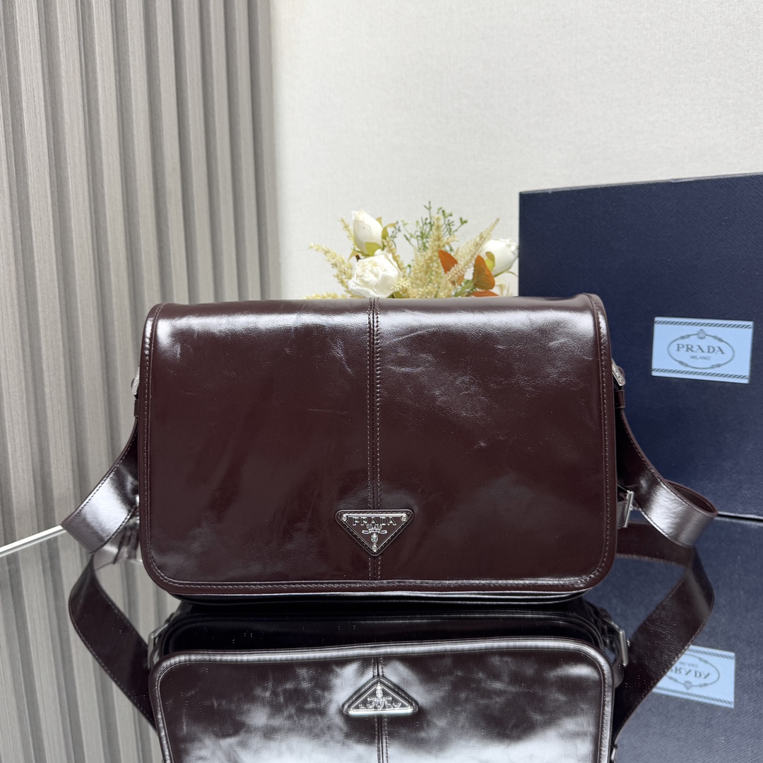 NO:186115,Genuine grade original leather version New men's bag 2VD073 oil wax leather This shoulder bag is carefully crafted from soft and shiny leather, with a unique streamlined silhouette, decorated with a unique triangle logo, side decorative straps with buckles, and adjustable leather shoulder straps. The maximum length of the shoulder straps - minimum length 80 cm - maximum hanging length 52 cm - minimum hanging length 30 cm, fashionable and versatile. Get it now, it is another popular model that never goes out of date. Size length 30x height 20x bottom 11cm, PRADA, prada, shoulder bags19860909正品级 原厂皮版本 新款男包2VD073油腊皮这款单肩包选用柔软而富有光泽的皮革精心制作,特有流线型廓形,饰以独特的三角形徽标,带搭扣的侧面装饰袢带,可调式皮革肩带.肩带最大长度厘米 - 最小长度80厘米 - 最大垂长52厘米 - 最小垂长30厘米,时尚百搭.赶紧入手吧,又是一款永不过时爆款尺寸长30x高20x底11cm,PRADA,prada,shoulder bags,Bag