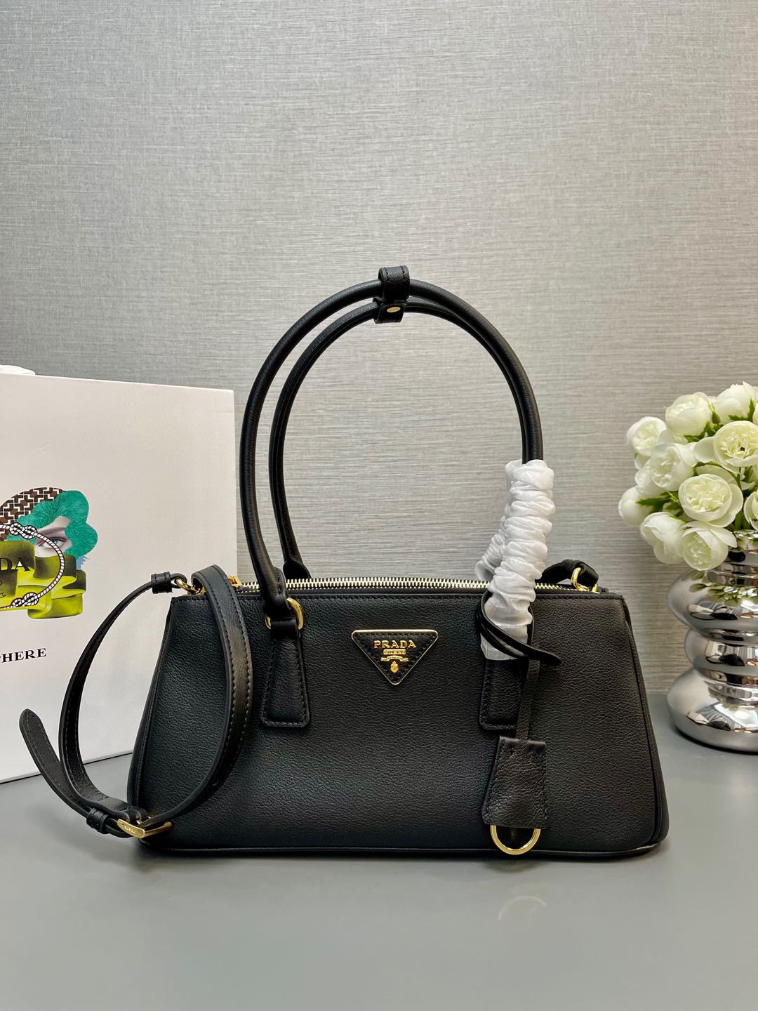 NO:186167,[Authentic grade original leather top-level original order] The new killer bag 1BA457 long wrist is here!  Saffiano Leather Double Handle Removable Adjustable Leather Shoulder Strap Gold Plated Accessories Removable Leather Key Ring with Metal Engraved Logo on Triangular Leather Side Snap Closure Two Zippered Outer Bags Three Inner Bags, including a Zipper Bag Soft Sheepskin Lining ~ Size 30×14×11cm!  ,PRADA,prada,sheepskin,gold plating19860909【正品级  原厂皮顶级原单】新款杀手包1BA457长手腕到货啦！Saffiano皮革 皮革双提手 可拆卸可调式皮革肩带 镀金配件 可拆卸皮革钥匙环,三角形皮革上带有金属刻字徽标 侧面按扣开合 两个拉链外袋 三个内袋,其中包括一个拉链袋 软羊皮衬里~ 尺寸30×14×11cm！,PRADA,prada,sheepskin,gold plating,Bag