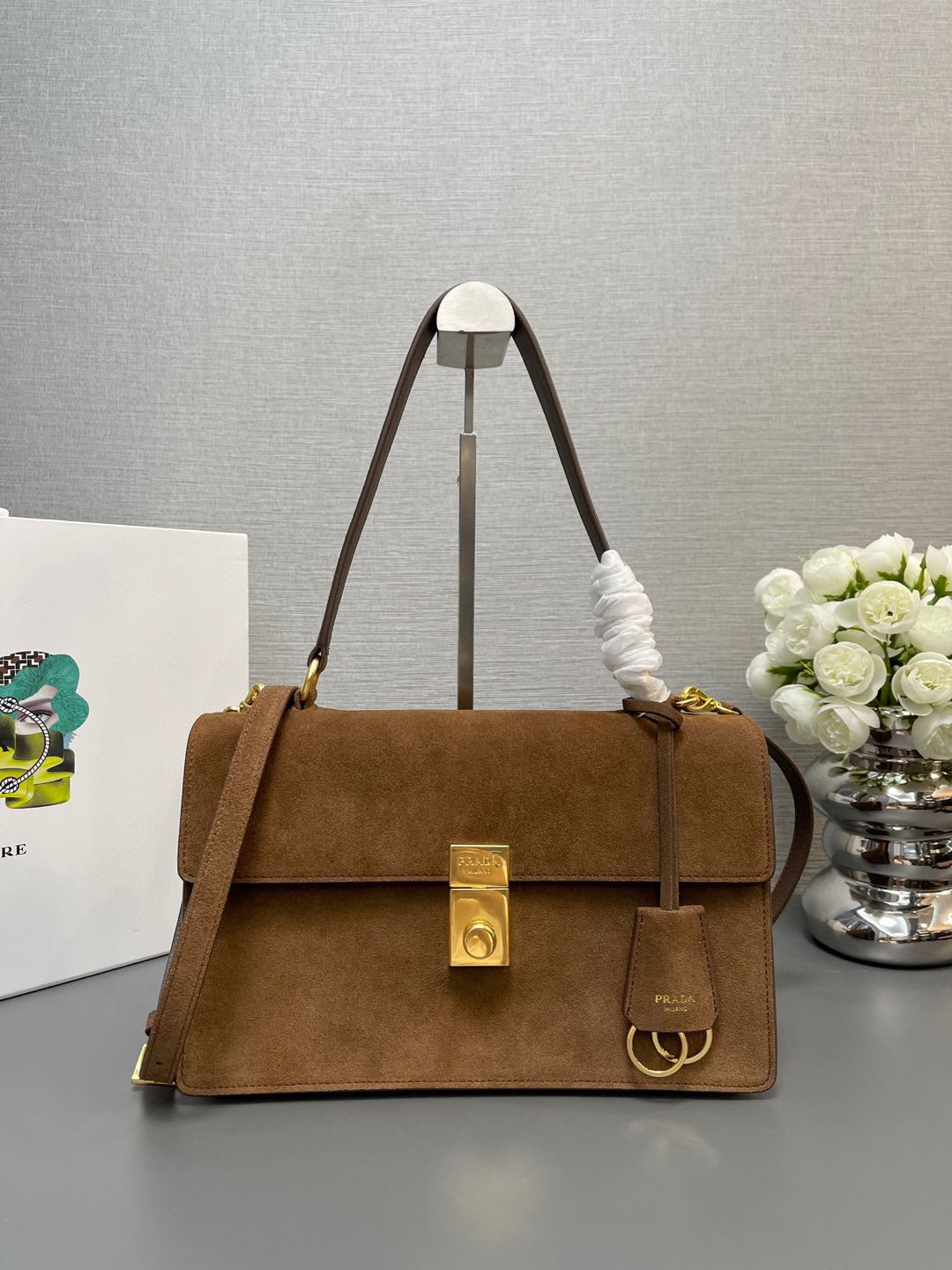 NO:186170,[Authentic grade original leather top-grade original list] New catwalk model 1BN023 matte suede arrives. This new SoftSound handbag is made of imported suede and soft sheepskin inside. It has plenty of space and is unique and versatile. It can be cross-body and one shoulder style, with two compartments and a zipper bag, with tag keychain, and can be carried and shoulder-back. It shows a variety and fashionable style. The upper body effect is so stylish. It is also a popular model for internet celebrities to grow grass. Babies, hurry up and buy it. The size is 28x long and 17x bottom 11cm!  ,PRADA,prada,keychain,sheepskin,chamois leather19860909【正品级 原厂皮顶级原单】新款走秀款1BN023磨砂麂皮到货啦这款全新SoftSound手袋采用进口麂皮和内柔软羊皮制成,空间充裕,别致百搭.可斜挎可单肩款式,设有两个隔层一个拉链袋,配吊牌钥匙扣,又可手提和肩背.彰显多元时髦风范.上身效果太有范,大爱,又是一款网红种草的爆款,宝宝们,赶紧入手吧尺寸长28x高17x底11cm！,PRADA,prada,keychain,sheepskin,chamois leather,Bag