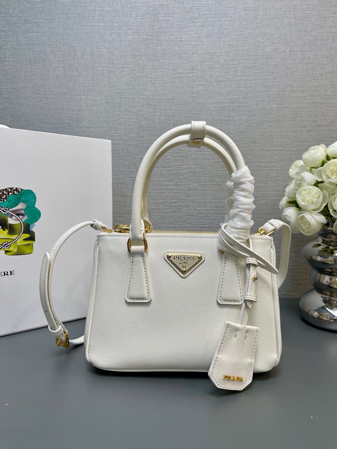 NO:186158,Genuine grade original leather [top original order] (new version) New 1BA906mini killer bag arrived. This Galleria handbag is made of iconic Saffiano leather, equipped with a detachable shoulder strap tag keychain. The top gold hardware is a unique interpretation of the classic and timeless elegant temperament. For beauties in the era of popular small bags, it is worth owning, easy to get the baby traveling often, with large capacity and space, good-looking and practical bag shapes that will be out of date at any time. Hurry up and buy the OEM code, size length 20x height 15x bottom 9.5cm!  ,PRADA,prada,keychain19860909正品级 原厂皮【顶级原单】（新版本）新款1BA906mini杀手包到货啦这款Galleria手袋采用标志性的Saffiano皮革制作,配有一条可拆卸肩带吊牌钥匙扣,顶级金色五金是对经典隽永优雅气质的别致诠释.对现在流行小包盛行时代的美女们.值得拥有,轻松搞定小姐姐曰常出行,容量空间大,又好看又实用任何时候拿出来用都会不过时的包型赶紧入手吧代工码,尺寸长20x高15x底9.5cm！,PRADA,prada,keychain,Bag