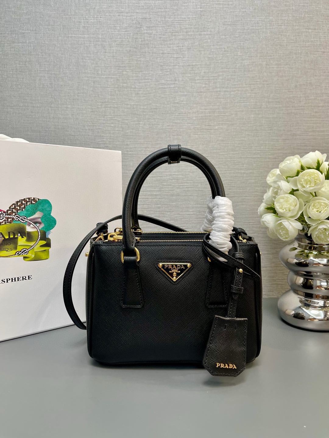 NO:186163,[Authentic grade original leather top-grade original order] (new version) New 1BA906mini killer bag arrived. This Galleria handbag is made of iconic Saffiano leather, equipped with a detachable shoulder strap tag keychain. The top-grade gold hardware is a unique interpretation of the classic and timeless elegant temperament. For beauties in the era of popular small bags, it is worth owning, easy to get the baby traveling often, with large capacity and space, good-looking and practical bag shapes that will be out of date at any time. Hurry up and buy the OEM code, size length 20x height 15x bottom 9.5cm!  ,PRADA,prada,keychain19860909【正品级 原厂皮顶级原单】（新版本）新款1BA906mini杀手包到货啦这款Galleria手袋采用标志性的Saffiano皮革制作,配有一条可拆卸肩带吊牌钥匙扣,顶级金色五金是对经典隽永优雅气质的别致诠释.对现在流行小包盛行时代的美女们.值得拥有,轻松搞定小姐姐曰常出行,容量空间大,又好看又实用任何时候拿出来用都会不过时的包型赶紧入手吧代工码,尺寸长20x高15x底9.5cm！,PRADA,prada,keychain,Bag