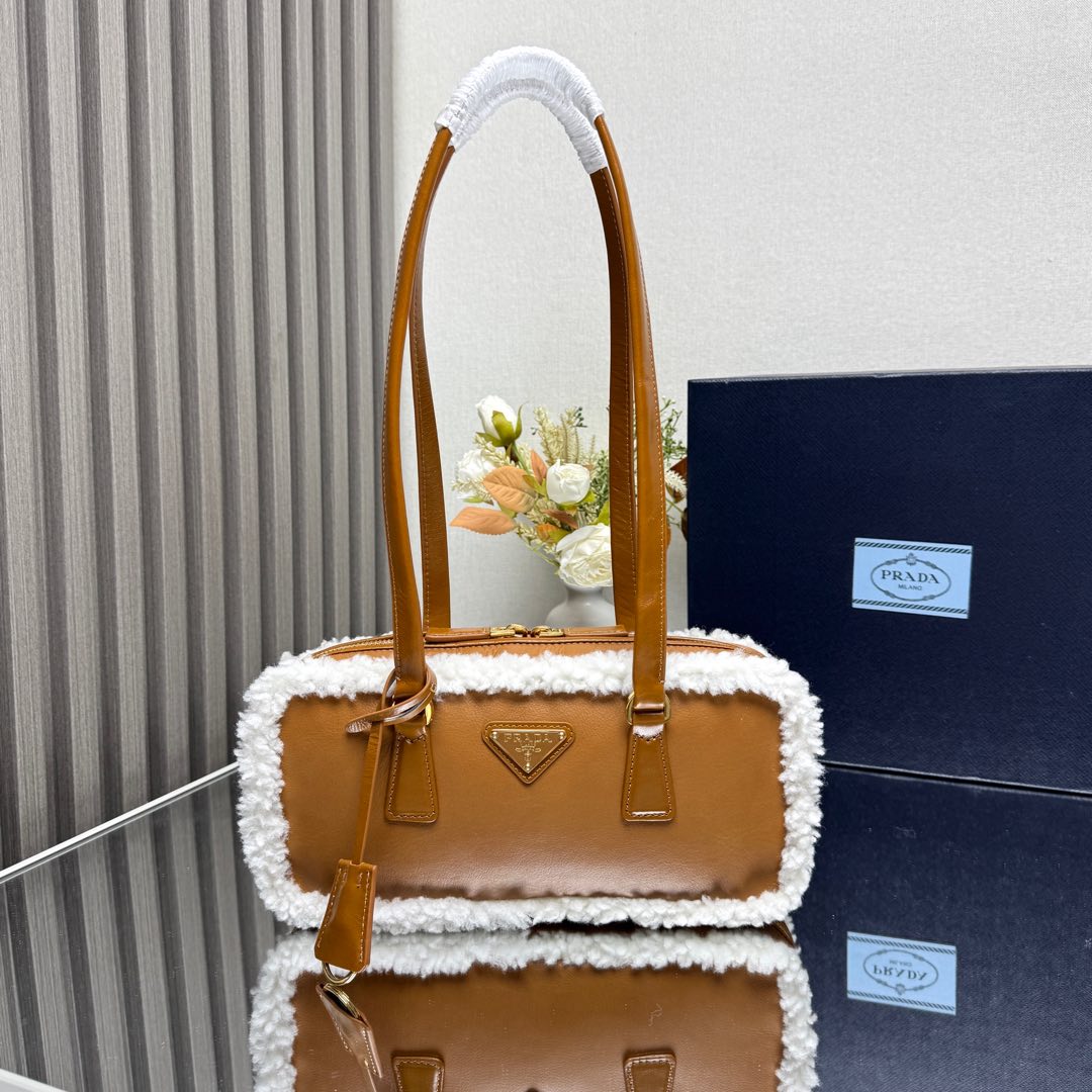 NO:186153,Genuine grade original leather [top original list] New sheepskin fur handbag 1BB124 arrived This sheepskin fur double handle bag integrates simple geometric style with winter atmosphere. It is convenient for shoulders and back, decorated with gold-plated hardware accessories, and a triangle logo adds an iconic style. Leather handle, 24 cm long, large capacity space, can be casual, cool, practical and fashionable, if you like it, hurry up and buy it. Size length 27x height 12x bottom 6cm, PRADA, prada, sheepskin, gold plating19860909正品级 原厂皮【顶级原单】新款羊皮毛手提包1BB124到货这款羊皮毛双提手手袋将简约的几何风格与冬日气息融为一体.便于肩背,饰以镀金色五金配件,三角形徽标增添标志性风范.皮革提手,垂长24厘米,容量空间大,可休闲可酷背起来又实用又时尚喜欢的宝宝们赶紧入手吧尺寸长27x高12x底6cm,PRADA,prada,sheepskin,gold plating,Bag