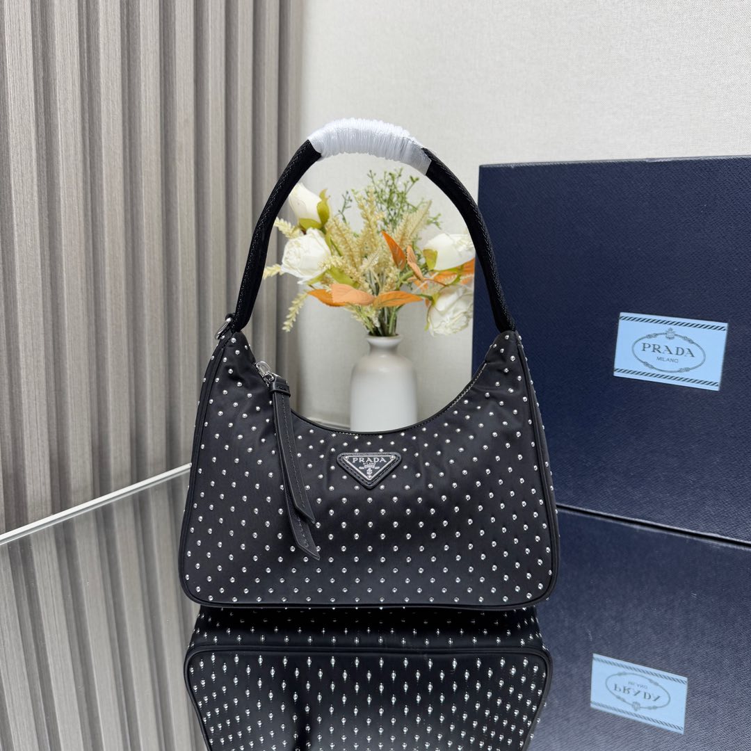 NO:186177,Genuine grade original leather [top original list] New rivet Hobo latest 1NE rivets Hobo is composed of imported nylon fabric and pure handmade rivets. Unique and fashionable. The turnover rate is very high and you will be praised by people everywhere you get this rivet bag is also very easy to wear, it is suitable for any occasion, Hobo hit elements have always been recognized by internet celebrities/celebrities, and it is another permanently popular Hobo worth buying. Beauties, size 23x height 13x bottom 5cm, PRADA, prada19860909正品级 原厂皮【顶级原单】新款铆钉Hobo最新款1NE铆钉最美最酷Hobo进口尼龙面料和纯手工铆钉组成.独特又时尚.回头率特高拿到哪里都会被人各种夸这种铆钉包也特别好搭衣着,可仙可酷 ,什么场合都适合,Hobo爆款元素一直网红/明星认可,又是一款永久火爆Hobo值得入手美女们尺寸长23x高13x底5cm,PRADA,prada,Bag