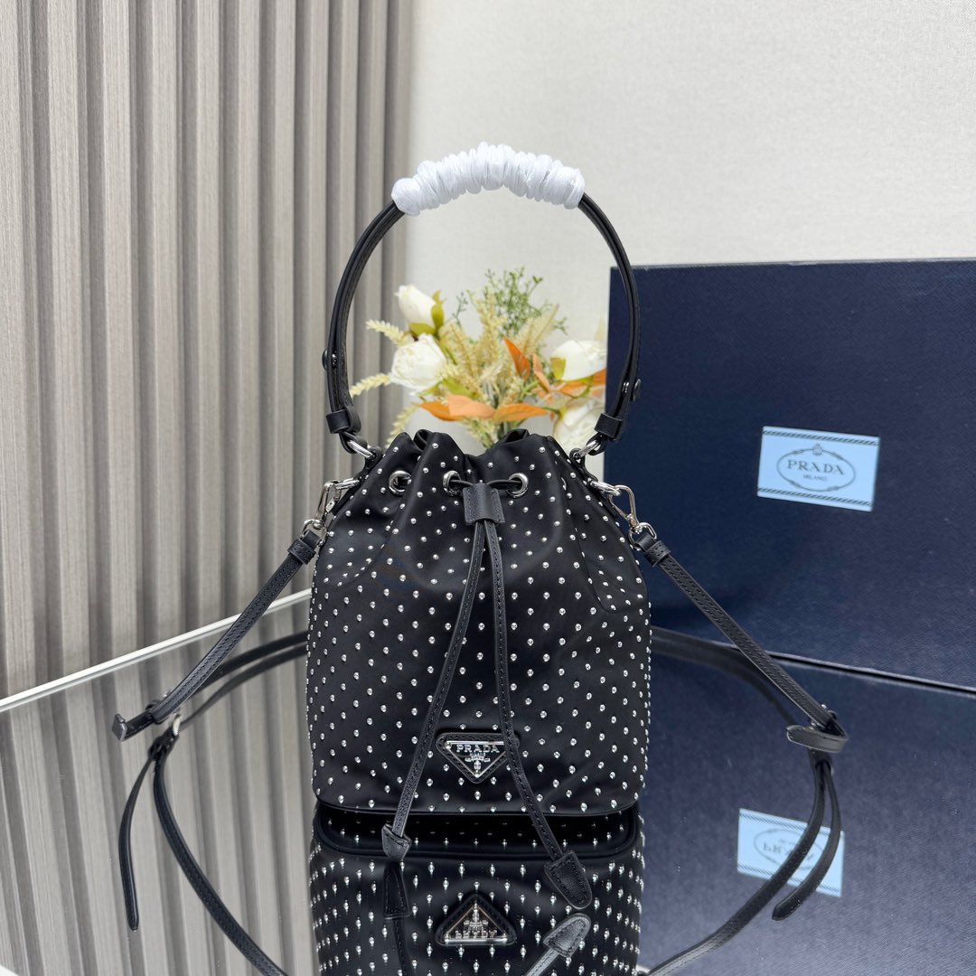 NO:186180,Genuine grade original leather [top original list] Liudian bucket bag latest 1BE067 Liudian This bucket bag uses imported nylon fabric and Liudian design. Top gold hardware carries the original and unique aesthetic expression of the brand. It is equipped with a detachable and adjustable cowhide long shoulder strap and leather keychain. It has a large capacity space, light and practical size length 15.5x height 19.5x bottom 10cm, PRADA, prada, keychain, cowhide19860909正品级 原厂皮【顶级原单】柳钉水桶包最新款1BE067柳钉这款水桶包采用进口尼龙面料加入柳钉设计 顶级金色五金,承载了品牌原汁原味、独具非凡美感的表达.配有一条可拆卸可调节的牛皮长肩带,皮革钥匙扣装.容量空间大,轻便又实用尺寸长15.5x高19.5x底10cm,PRADA,prada,keychain,cowhide,Bag