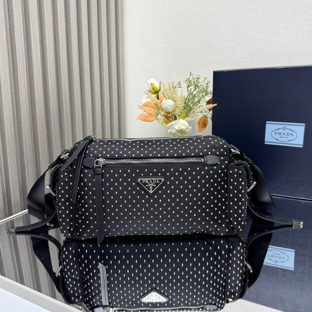 NO:186148,Genuine grade original leather [top original list] New product 1BC236 rivets This postage bag uses imported nylon fabric and calf leather. The new design is purely hand-made rivets, which looks particularly unique and fashionable. The side is designed with 2 pockets, the zipper bag opening and closing and front cover, large capacity and space, and can be used on one shoulder and crossbody. If you like babies, hurry up and buy it. Fashionable and unique/return rate 100% size bottom length 26/longest 33x height 17x bottom 9cm, PRADA, prada, cowhide19860909正品级 原厂皮【顶级原单】新品1BC236铆钉 这款邮差包采用进口尼龙面料和小牛皮,新设计纯手工烫铆钉,显得格外独特时尚,侧边为2个口袋设计,拉链袋口开合和前幅,容量空间大,又可单肩和斜挎,喜欢宝宝们,赶紧入手吧,时尚独特/回头率百分百尺寸底长26/最长33x高17x底9cm,PRADA,prada,cowhide,Bag