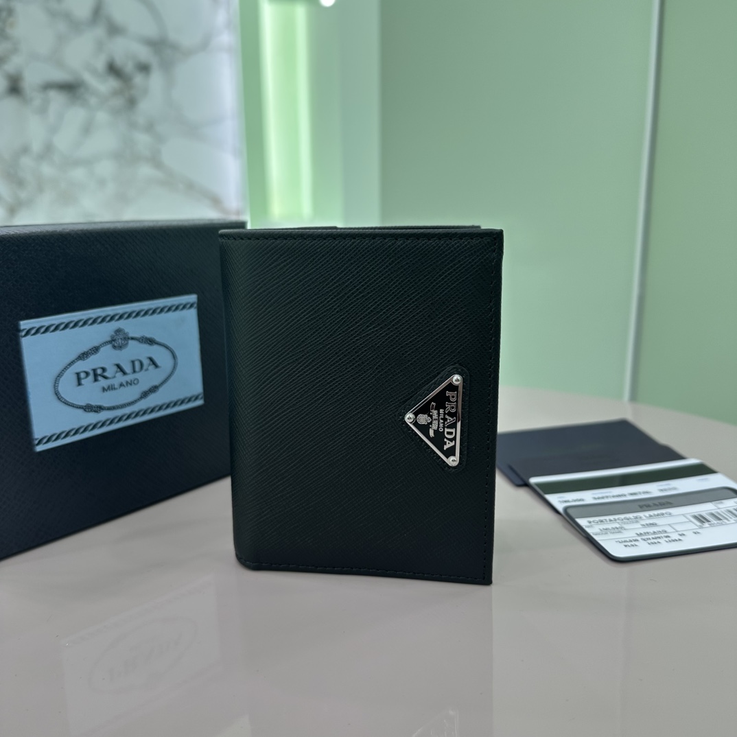 NO:186710,The premium version of PRADA's new short wallet classic, simple and fashionable, authentic, model 1ML, inner code 164 OEM code This Saffiano leather wallet is decorated with an enamel metal triangle logo, and the design is elegant and elegant. The wallet is simple in lines and is equipped with a zipper change compartment, a banknote compartment and a card slot. The inner design of this style is six card slots, two inner bags, and a banknote compartment to ensure the safety of personal items. It is a collection of items. Size 11.5*8.5cm, PRADA, prada, wallets19860909特级版本  PRADA新款短钱包经典之作,简单时尚,正品开发,型号1ML,内码164代工码 这款Saffiano皮革钱包缀有搪瓷金属三角形标志,设计流丽优雅.钱包线条简约,备有拉链零钱隔层、钞票隔层和卡槽.该款式内里设计有六个卡槽、两个内袋,一个钞票隔层.以确保个人物品安全无虞.是一款值得收藏的单品.尺寸11.5*8.5cm,PRADA,prada,wallets,Bag