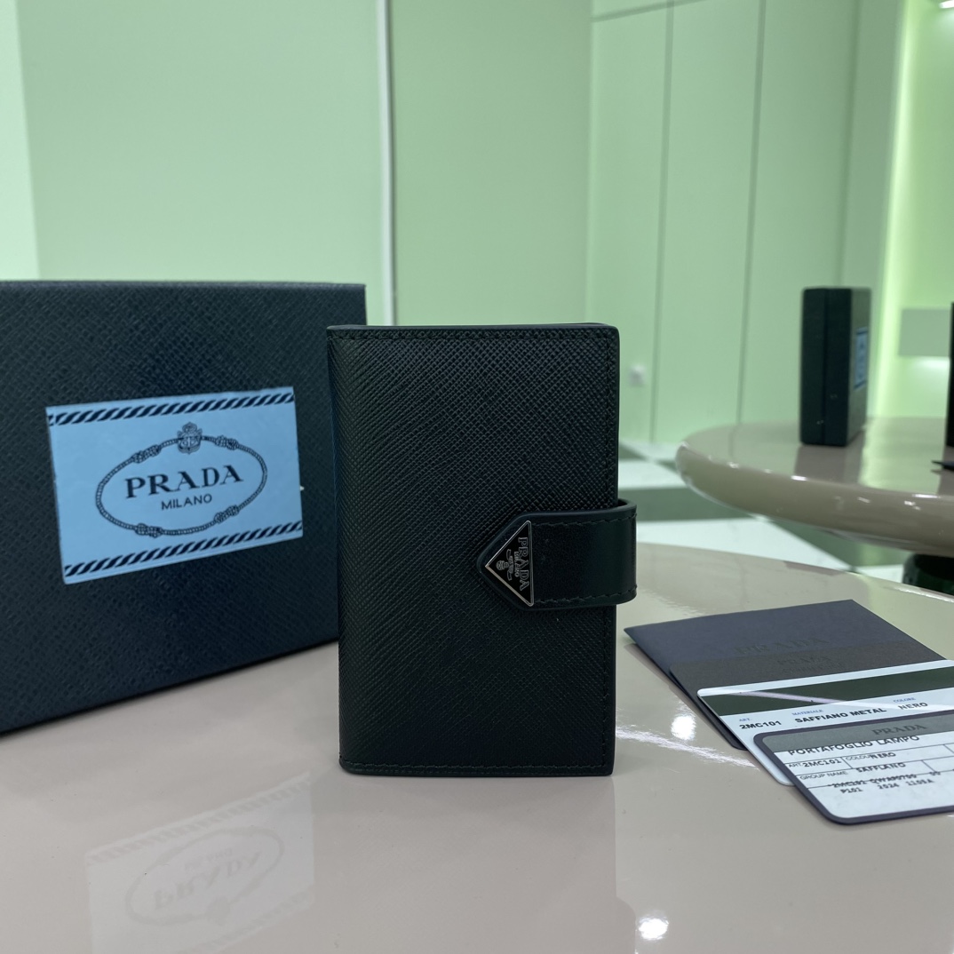 NO:186713,Special version PRADA new card bag classic, simple and fashionable, genuine development, model 2MC101, color black, inner code 164 OEM code This card holder is refined from Saffiano leather, adopts a monochrome design style, and the unique Prada triangle logo is elegant and beautiful. The inner design of this style is designed with six bank card insert bags and two insert bags to ensure the safety of personal items. It is a collection of items. Size 11*7cm, PRADA, prada19860909特级版本  PRADA新款卡包经典之作、简单时尚,正品开发,型号2MC101,颜色黑色,内码164代工码 该款卡片夹由Saffiano皮革精制而成,采用单色调设计风格,独有的Prada三角形徽标,优雅美观.该款式内里设计有六个银行卡插袋、两个插袋,以确保个人物品安全无虞.是一款值得收藏的单品.尺寸11*7cm,PRADA,prada,Bag