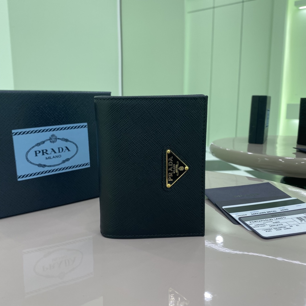 NO:186717,Extra version PRADA's new wallet is classic, simple and fashionable, authentic, model 1MV204, inner code 164 OEM code This simple and elegant small wallet is made of smooth leather and Saffiano leather. The Saffiano leather is cross-lined, which is the iconic material of Prada. The wallet is designed with simple and atmospheric, equipped with multiple compartments and pockets. The iconic enamel-coated triangle logo decorates the closure, highlighting the brand's style size 11.2*8.5cm, PRADA, prada19860909特级版本  PRADA新款钱夹经典之作、简单时尚,正品开发,型号1MV204,内码164代工码这款简约而优雅的小号钱夹选用光滑皮革和Saffiano皮革打造.Saffiano皮革呈交叉排线纹理,为Prada的标志性材质.钱夹设计简约大气,搭载多个隔层和口袋,标志性的涂珐琅三角形徽标装点闭合处,彰显品牌格调尺寸11.2*8.5cm,PRADA,prada,Bag