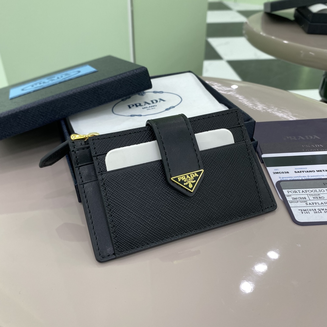 NO:186720,The latest style of PRADA hot women's card bag counter, the official website is synchronized, genuine development, model 1MC, 164 OEM code. This exquisite card clip combines smooth leather and Saffiano leather details. The Saffiano leather has a cross-line texture, which is the iconic material of Prada. The design is simple and atmospheric, and the enamel triangle logo is decorated on it to show the iconic elements. It is also equipped with a zipper bag, with five card slots, sizes 12cm long and 7.5cm high, PRADA, prada19860909特级版本  PRADA爆款女士卡包专柜最新款式,官网同步,正品开发,型号1MC,164代工码这款精美的卡片夹结合光滑皮革和Saffiano皮革细节.Saffiano皮革呈交叉排线纹理,为Prada的标志性材质.设计简约大气,涂珐琅三角形徽标装点其上,展现标志性元素.同时配有拉链袋,设有五个卡槽尺寸长12cm高7.5cm,PRADA,prada,Bag