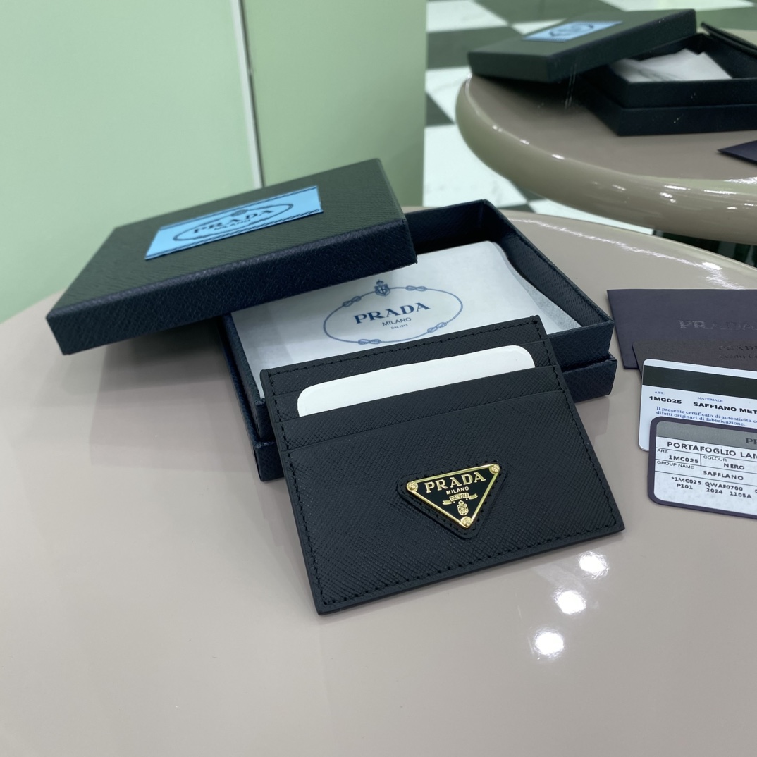 NO:186694,The latest style of PRADA new card bag counter, simple and fashionable, official website synchronization, genuine development, model 1MC, inner code 164 OEM code, Saffiano leather eye-catching texture gives this stylish and simple card holder unique personality. The six card slot design highlights functionality, and the same-color enamel triangle metal logo is like icing on the cake. Size 10*8cm, PRADA, prada19860909特级版本  PRADA新款卡包专柜最新款式,简单时尚,官网同步,正品开发,型号1MC,内码164代工码 Saffiano皮革醒目的纹理赋予此款时尚简约的卡片夹独特个性.六个卡槽设计彰显功能性,同色涂珐琅三角形金属徽标犹如锦上添花. 尺寸10*8cm,PRADA,prada,Bag